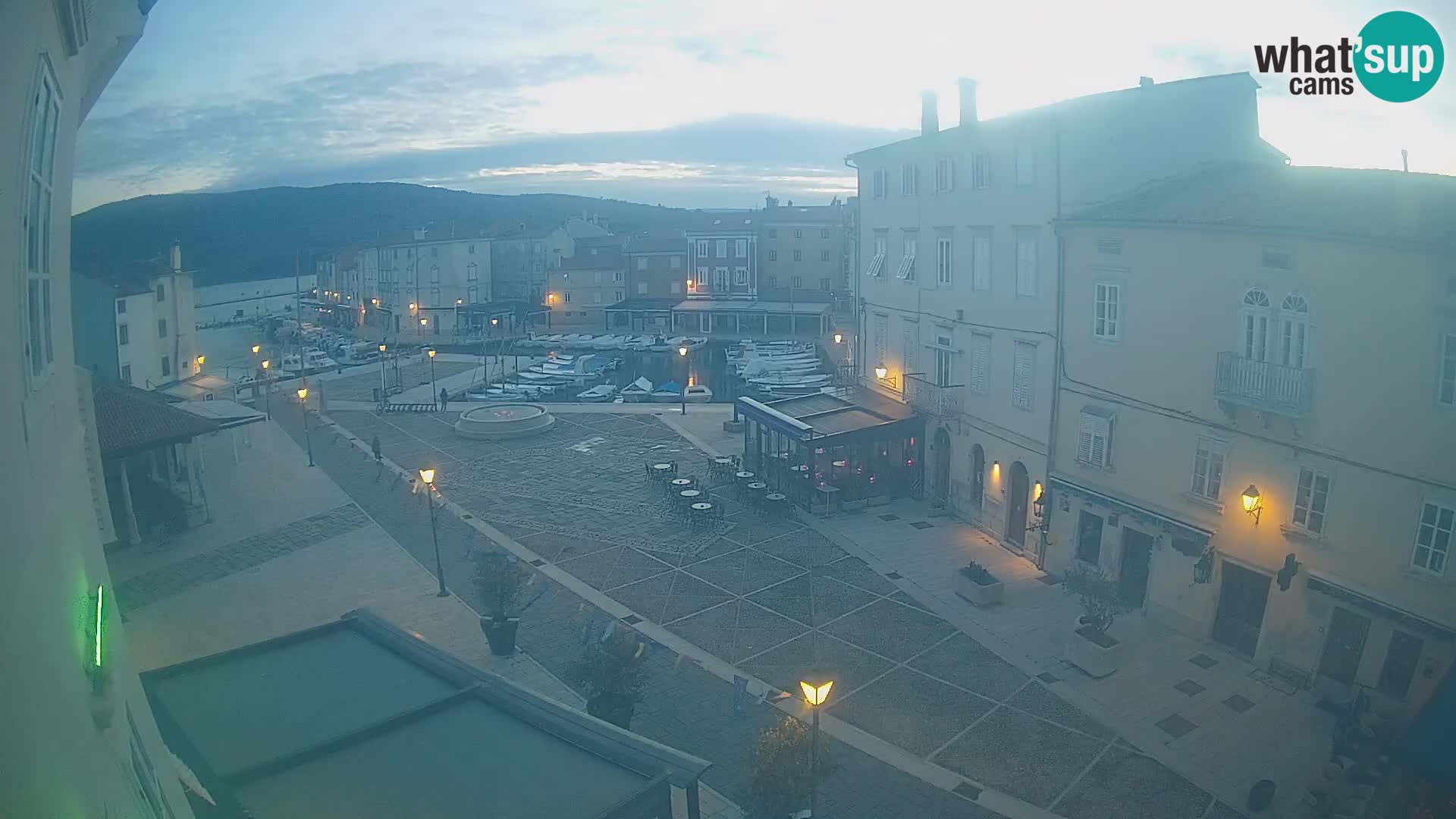 Kamera v ŽIVO Cres mesto – glavni trg in “mandrač” – otok Cres – Hrvaška