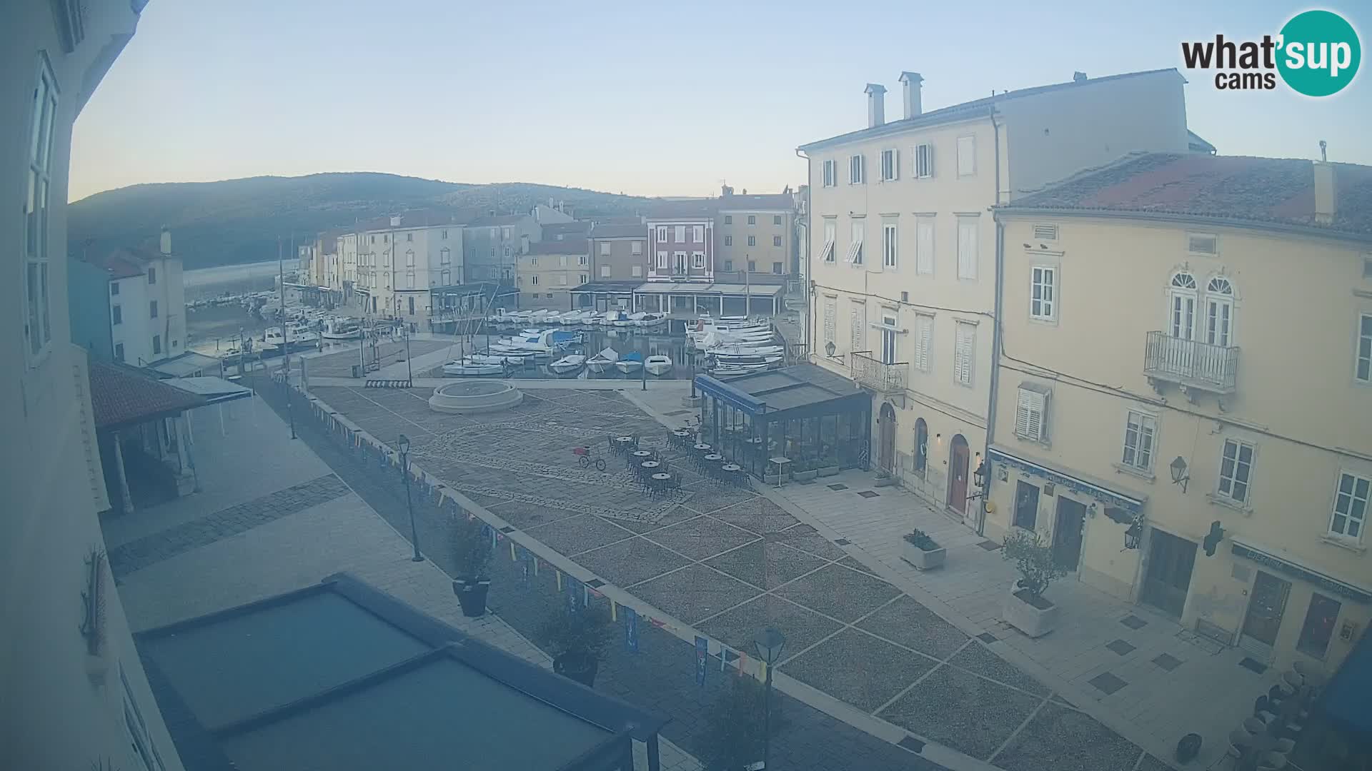 Kamera v ŽIVO Cres mesto – glavni trg in “mandrač” – otok Cres – Hrvaška