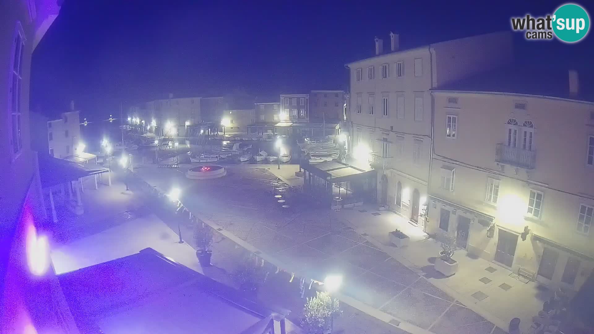 Web kamera Grad Cres – glavni trg i “mandrač” – otok Cres