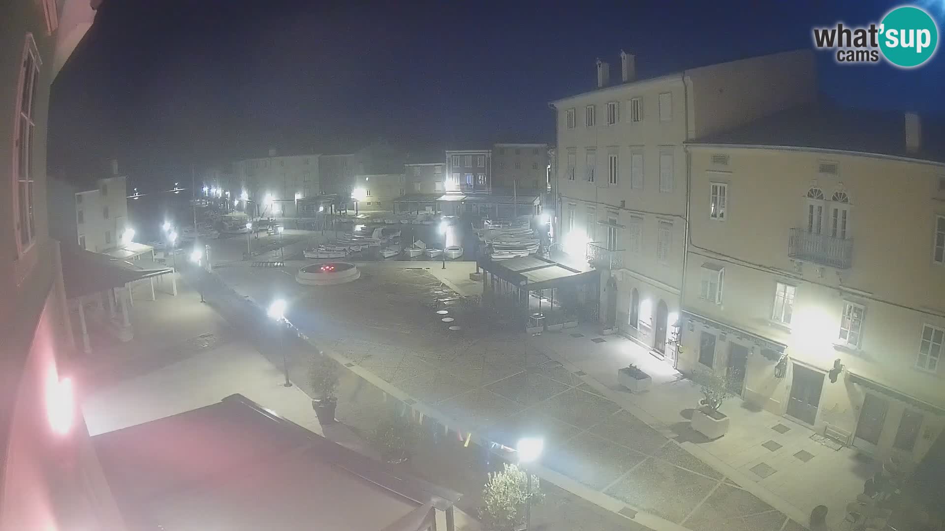 V ŽIVO spletna kamera Cres mesto – glavni trg in “mandrač” – otok Cres – Hrvaška