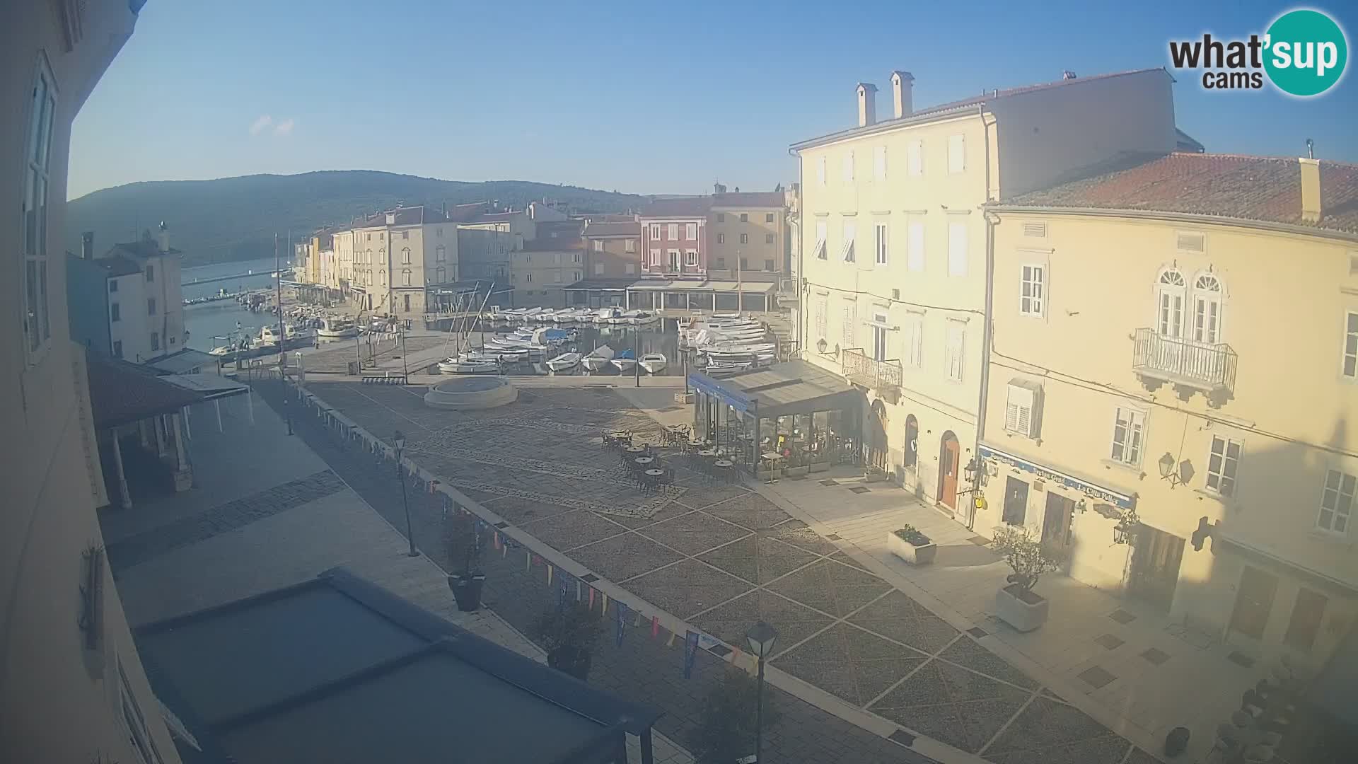 V ŽIVO spletna kamera Cres mesto – glavni trg in “mandrač” – otok Cres – Hrvaška