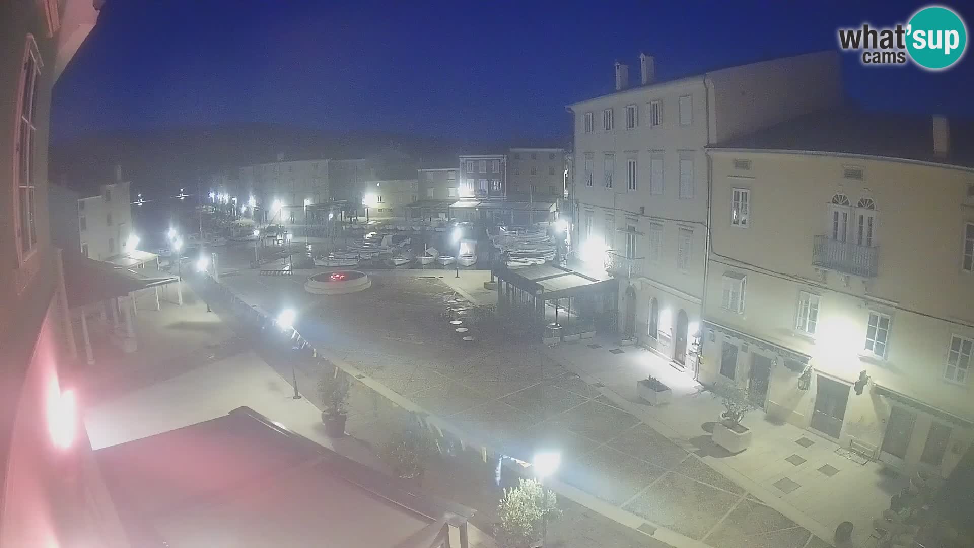 Web kamera Grad Cres – glavni trg i “mandrač” – otok Cres