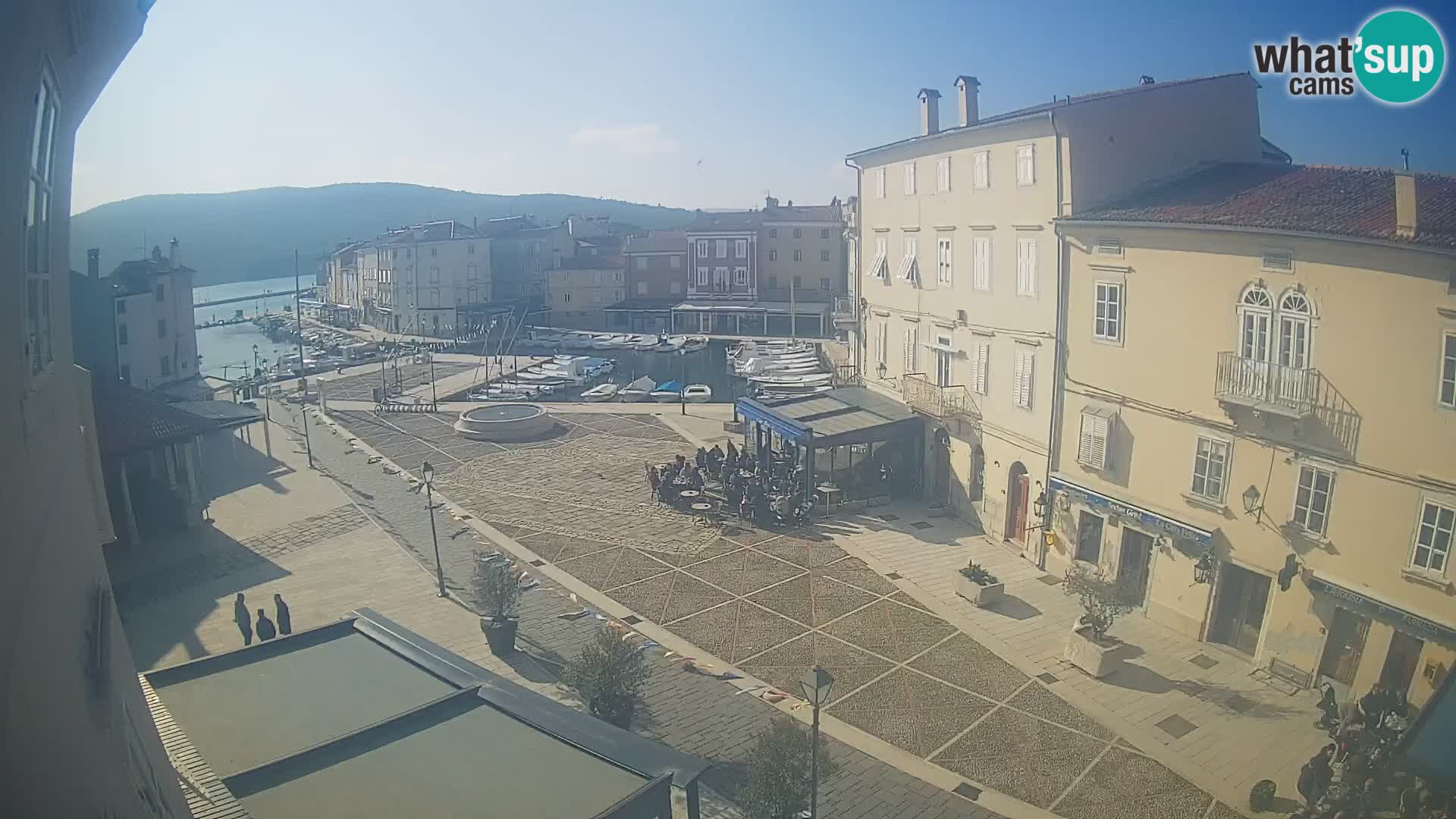 LIVE cam Cres city – place principale et “mandrač” – île de Cres – Croatie
