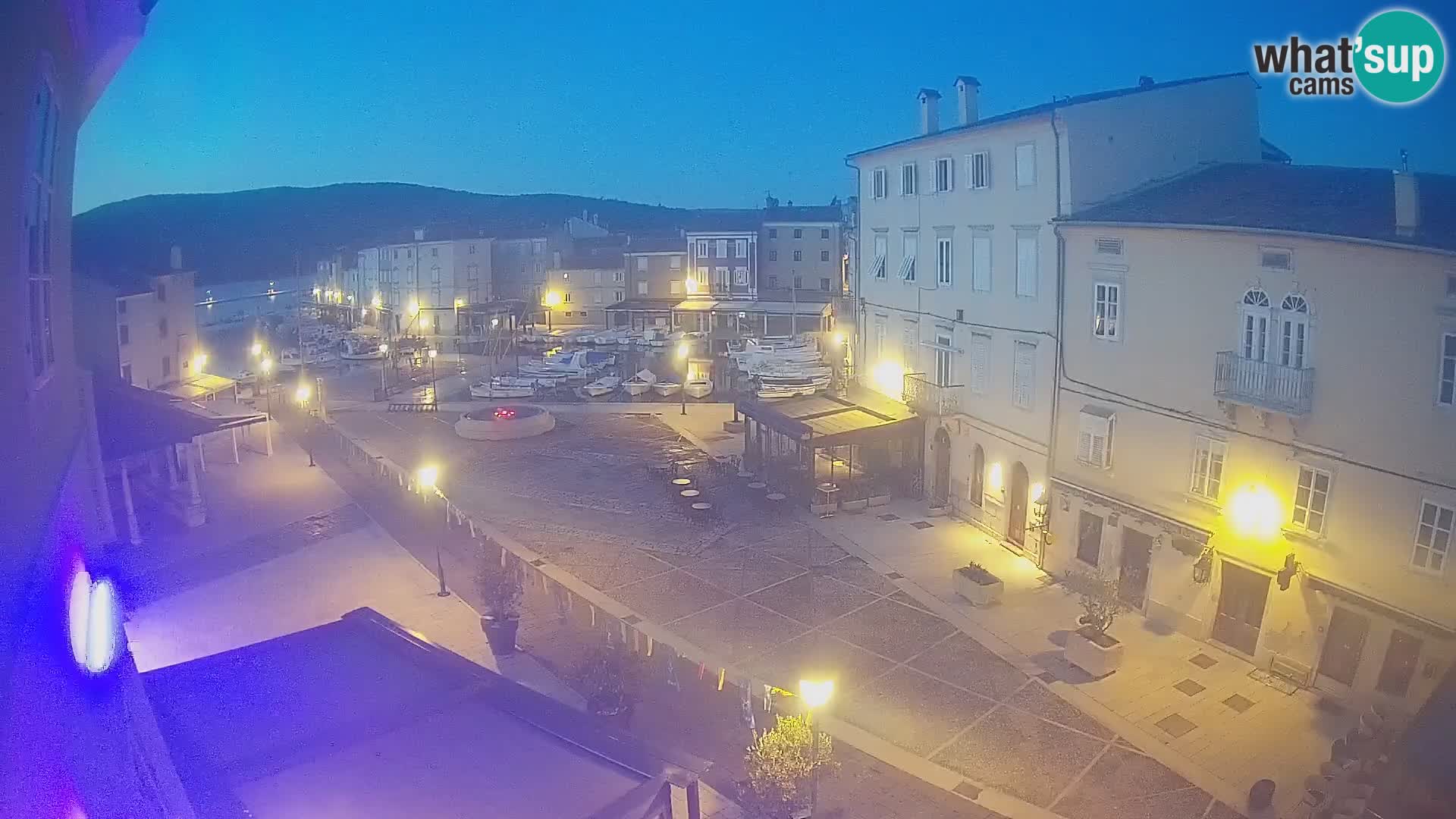 Web kamera Grad Cres – glavni trg i “mandrač” – otok Cres