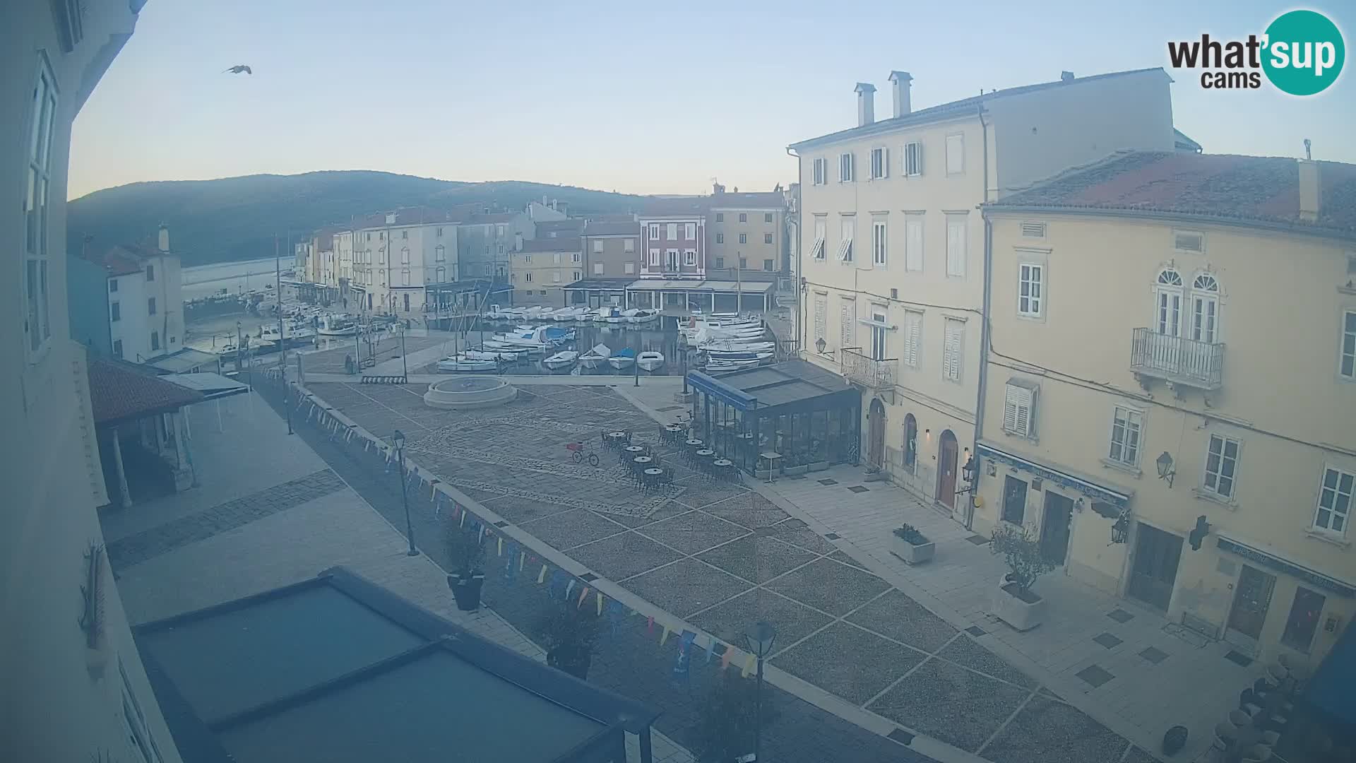 LIVE cam Cres city – place principale et “mandrač” – île de Cres – Croatie