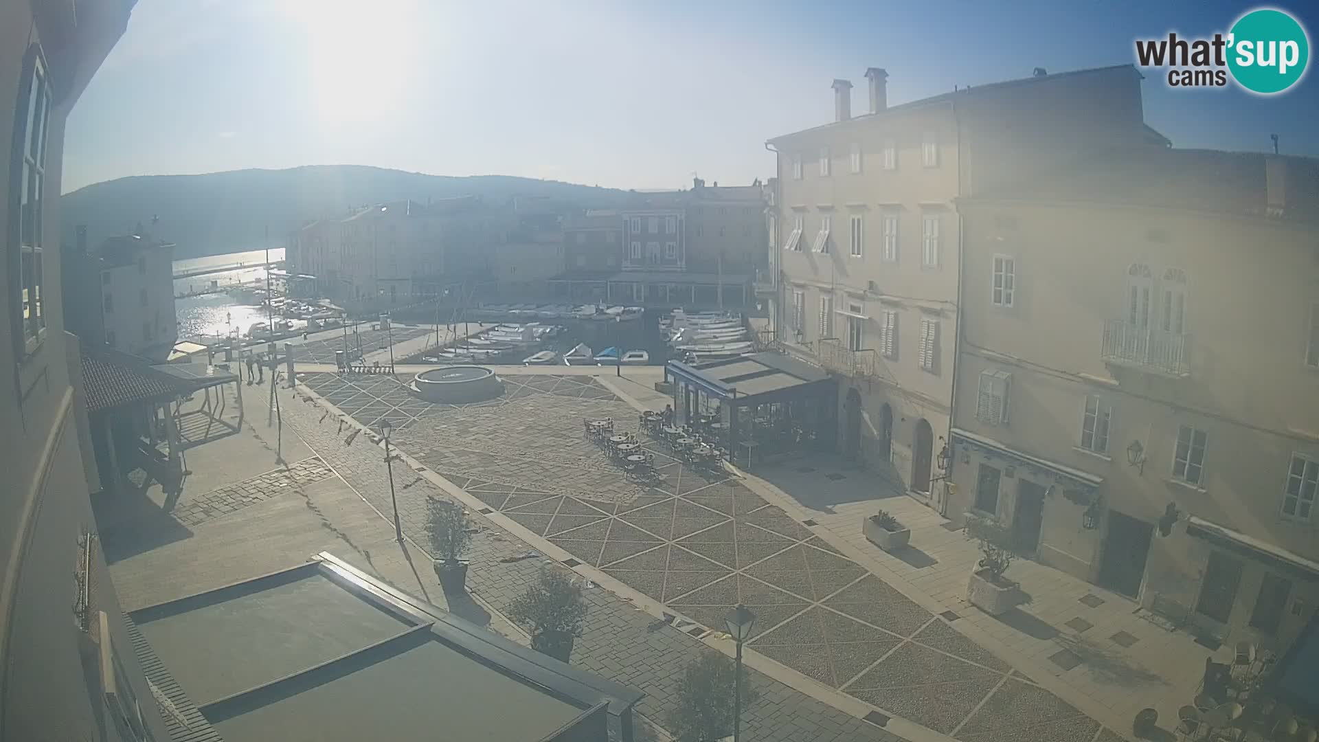 Kamera v ŽIVO Cres mesto – glavni trg in “mandrač” – otok Cres – Hrvaška