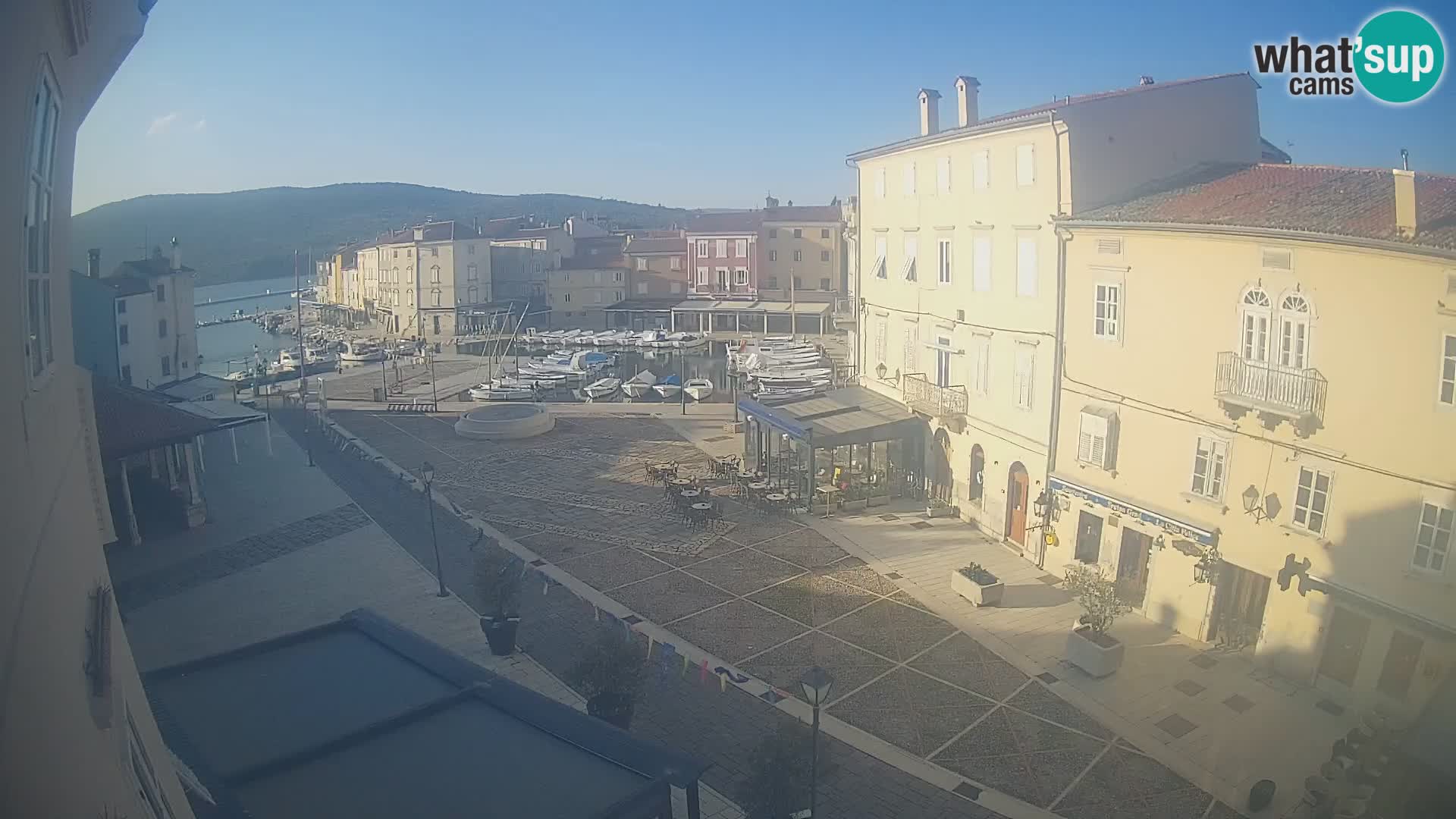 Web kamera Grad Cres – glavni trg i “mandrač” – otok Cres
