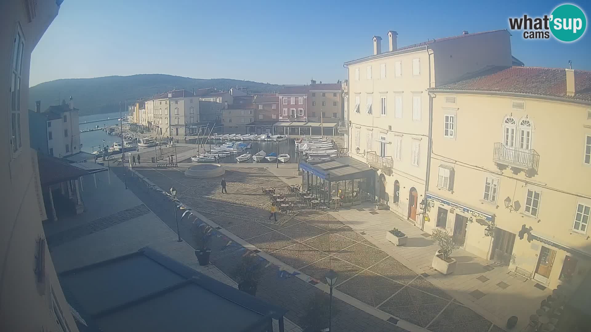 Cámara en vivo ciudad de Cres – plaza principal y “mandrač” – isla de Cres – Croacia