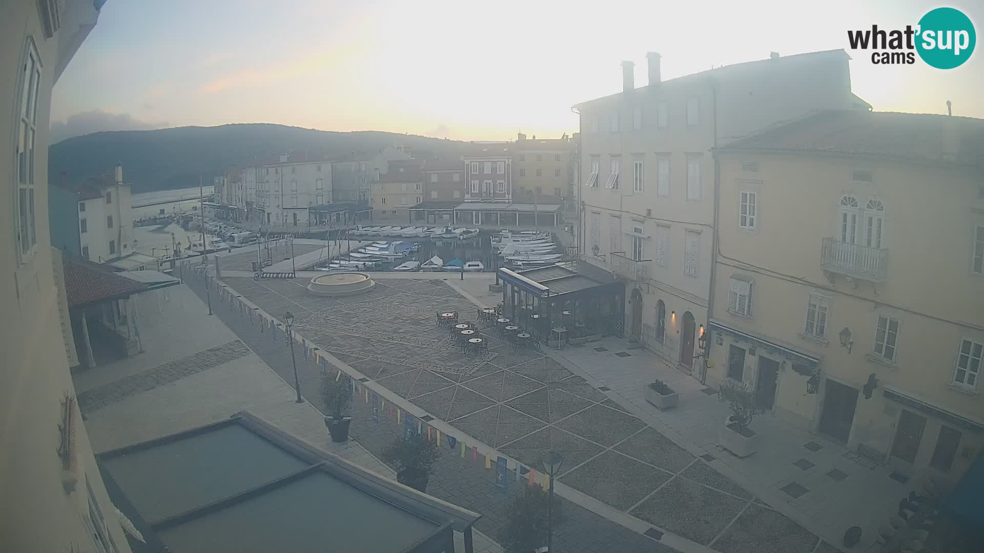LIVE cam Cres city – place principale et “mandrač” – île de Cres – Croatie