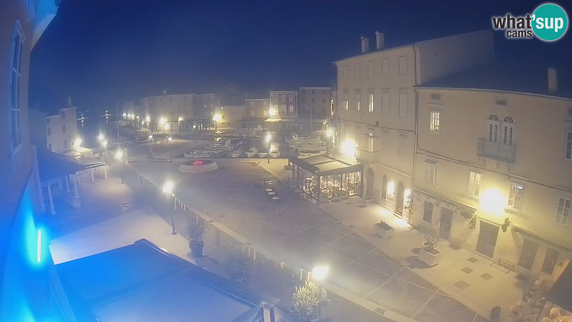 V ŽIVO spletna kamera Cres mesto – glavni trg in “mandrač” – otok Cres – Hrvaška