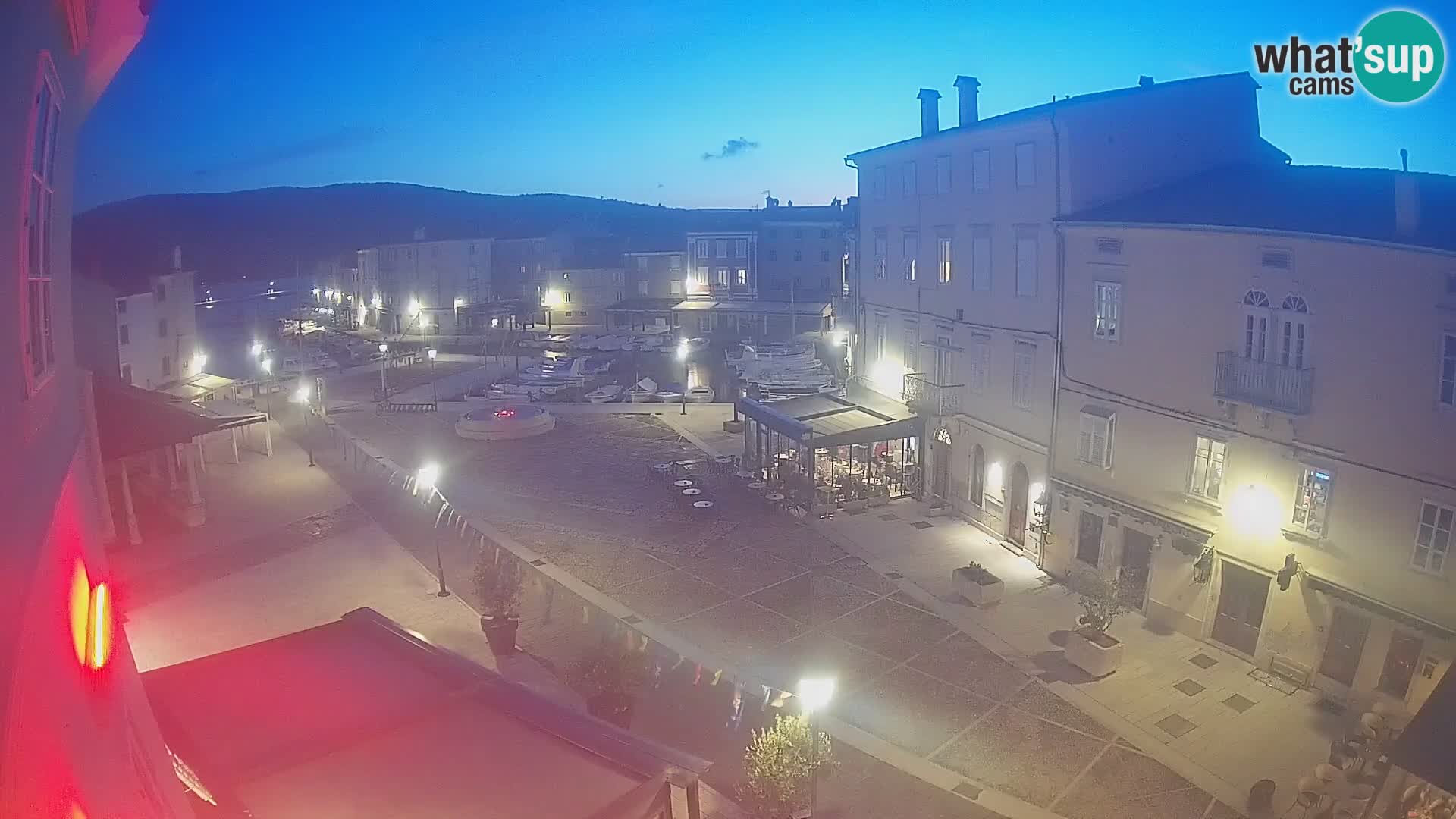 Web kamera Grad Cres – glavni trg i “mandrač” – otok Cres