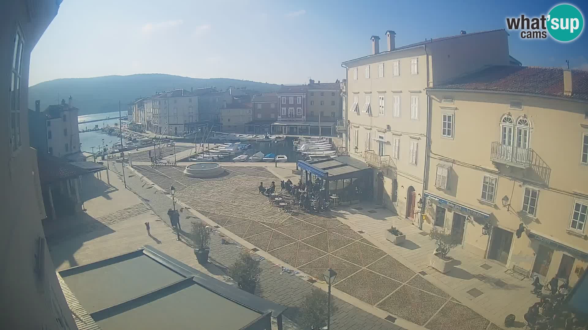 Web kamera Grad Cres – glavni trg i “mandrač” – otok Cres