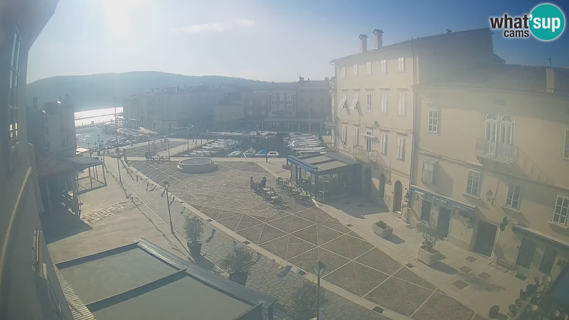 V ŽIVO spletna kamera Cres mesto – glavni trg in “mandrač” – otok Cres – Hrvaška