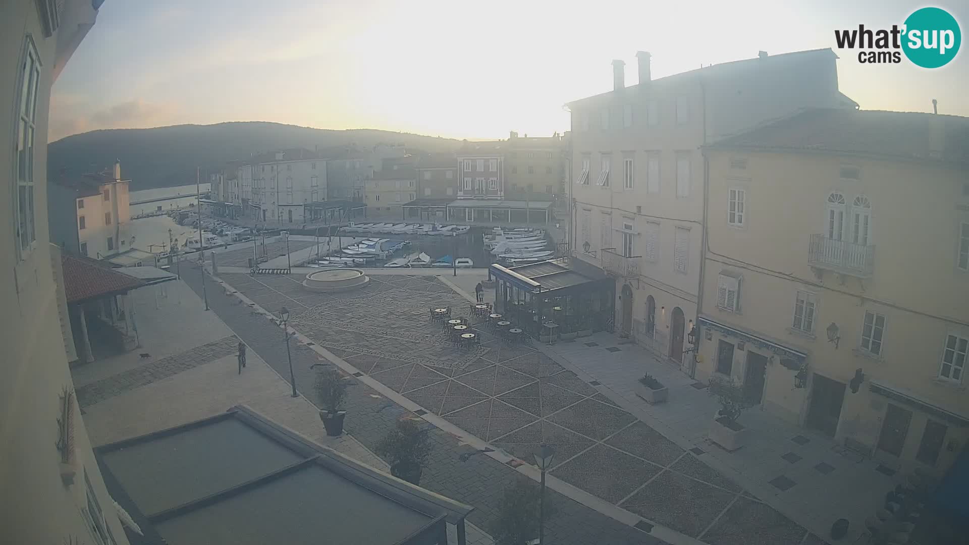 V ŽIVO spletna kamera Cres mesto – glavni trg in “mandrač” – otok Cres – Hrvaška