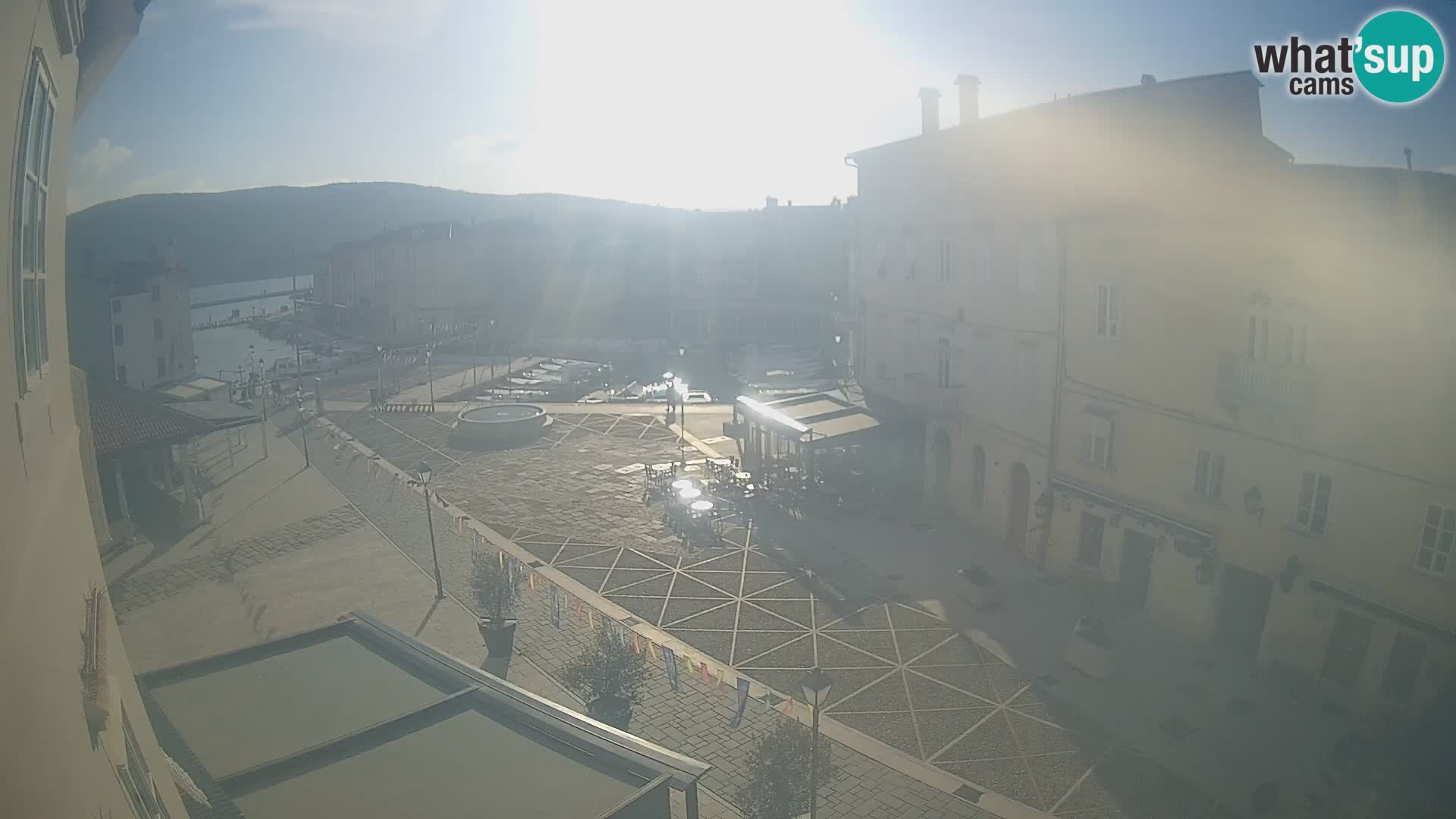 V ŽIVO spletna kamera Cres mesto – glavni trg in “mandrač” – otok Cres – Hrvaška