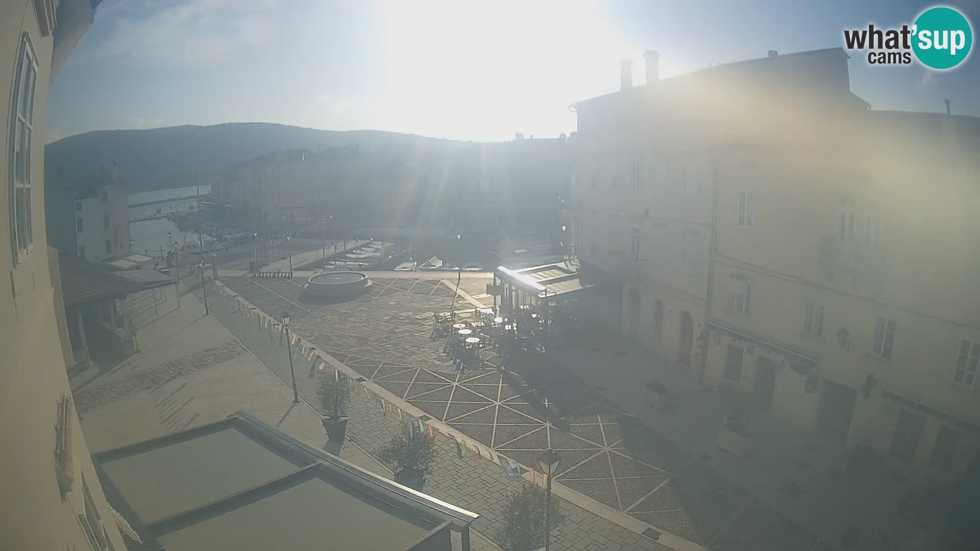 LIVE cam Cres city – place principale et “mandrač” – île de Cres – Croatie