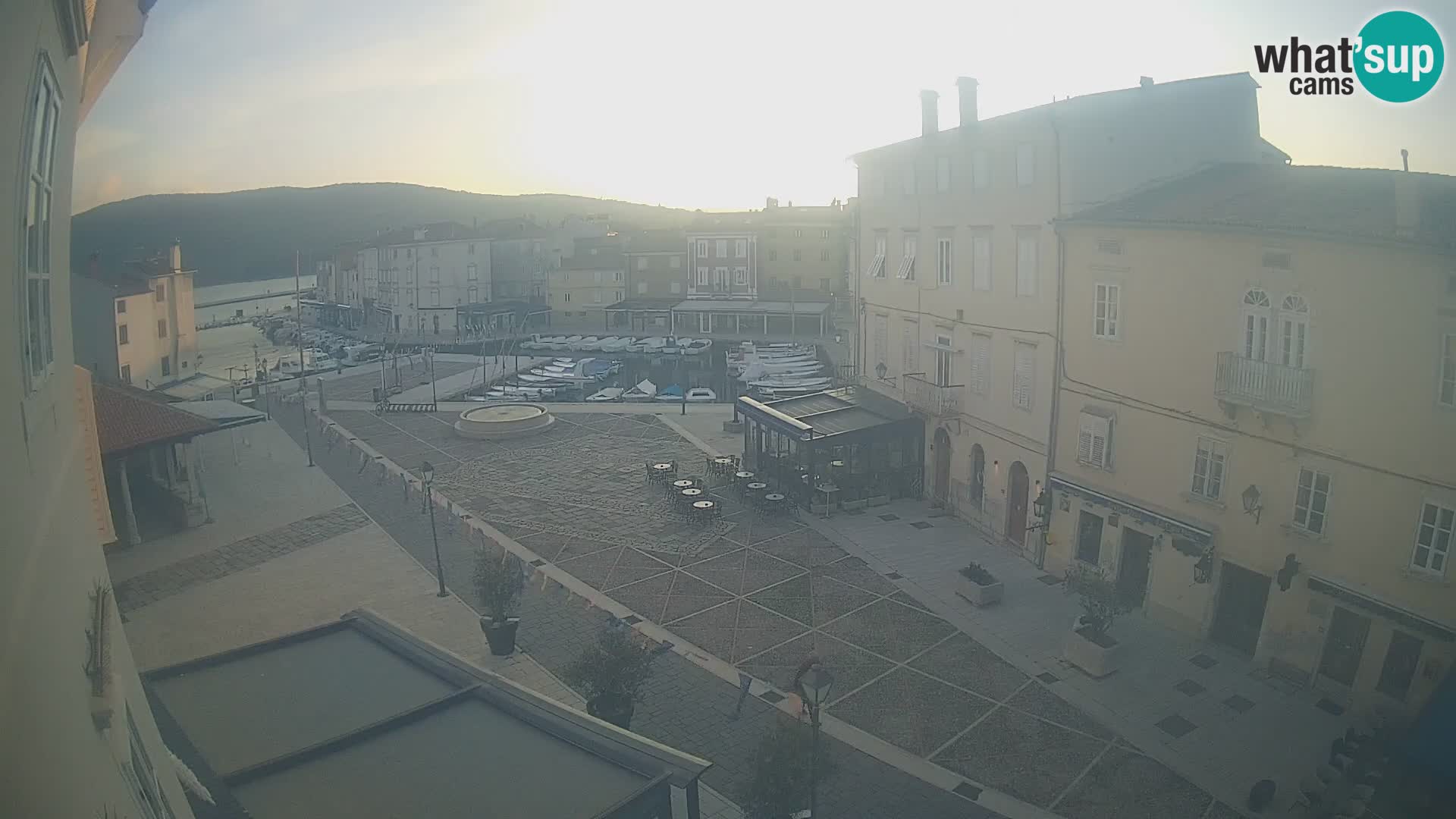 LIVE cam Cres city – place principale et “mandrač” – île de Cres – Croatie