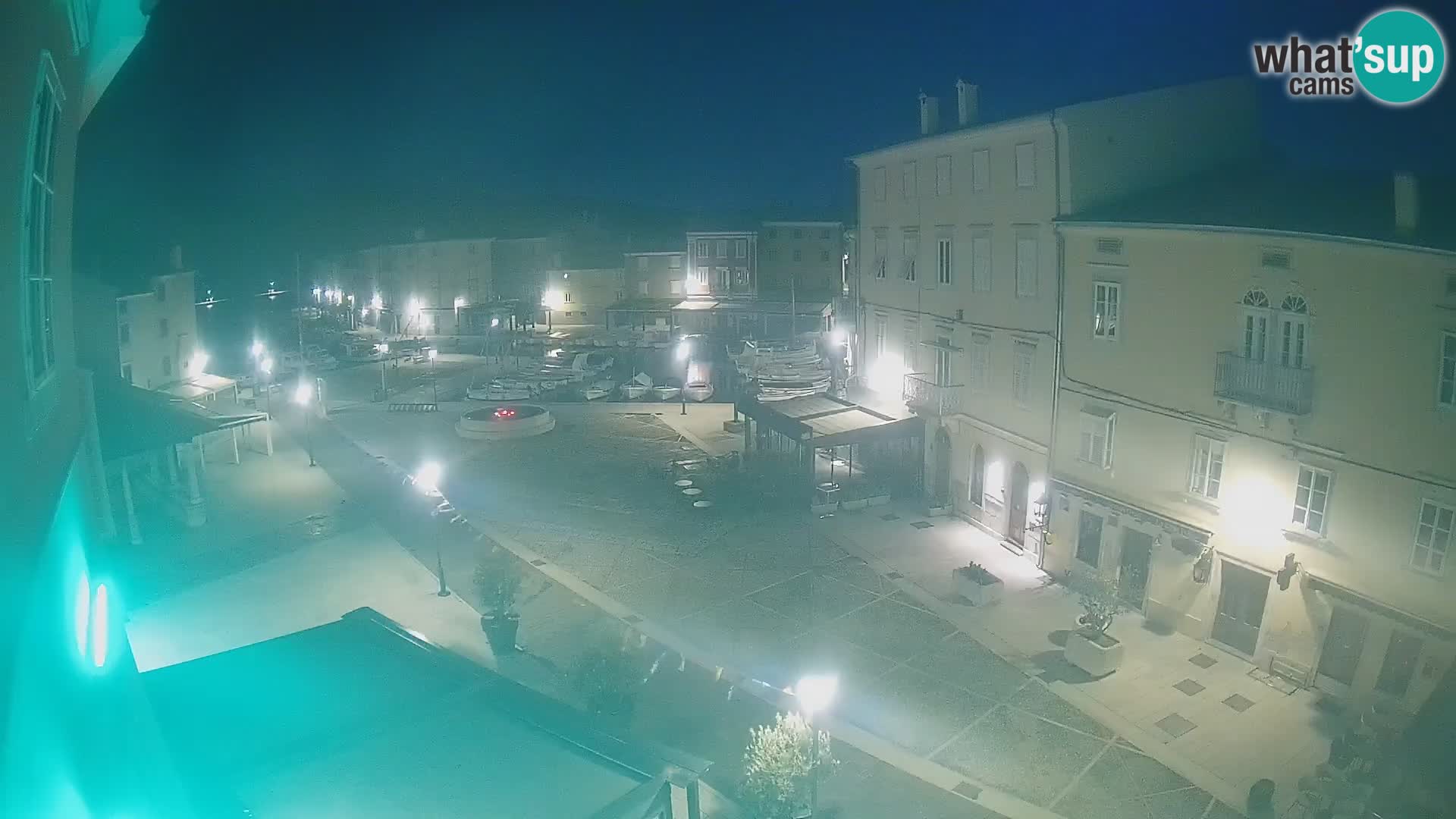 Web kamera Grad Cres – glavni trg i “mandrač” – otok Cres