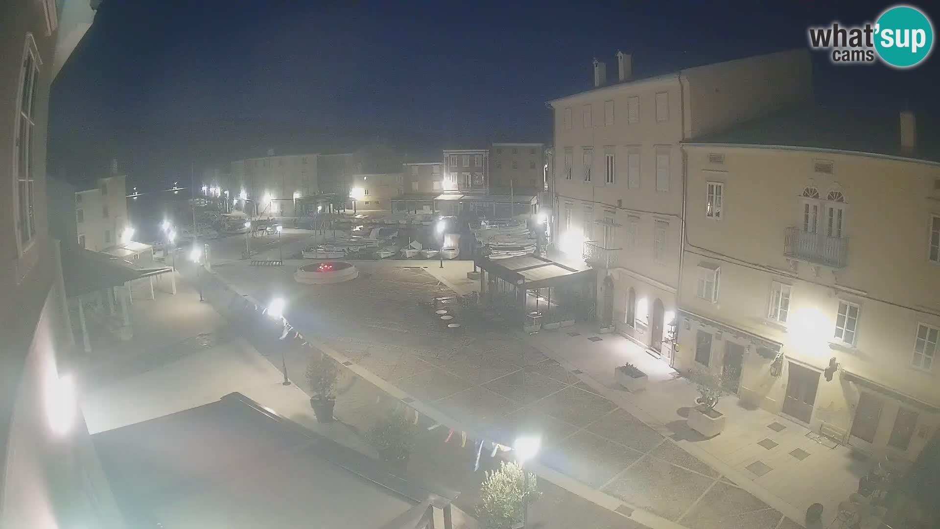 V ŽIVO spletna kamera Cres mesto – glavni trg in “mandrač” – otok Cres – Hrvaška