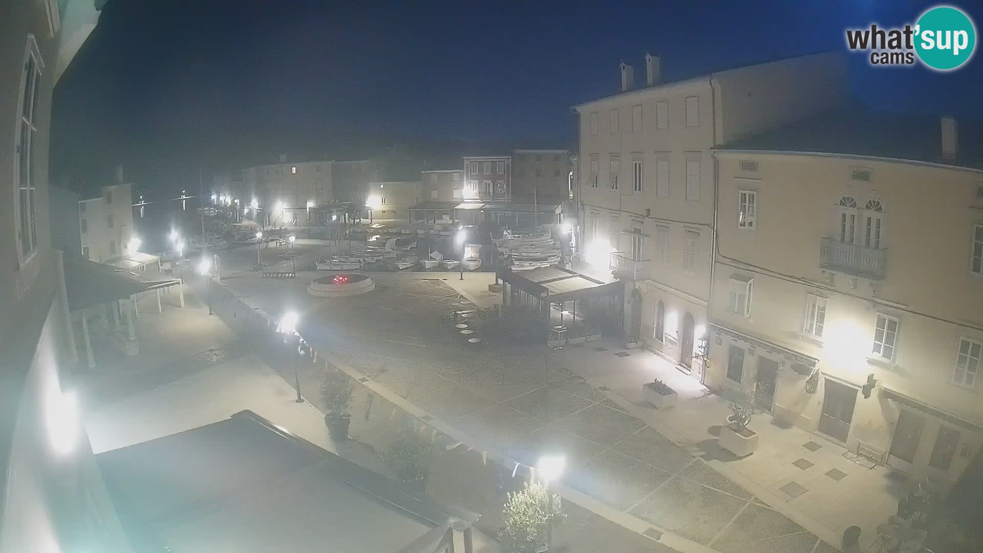 Web kamera Grad Cres – glavni trg i “mandrač” – otok Cres