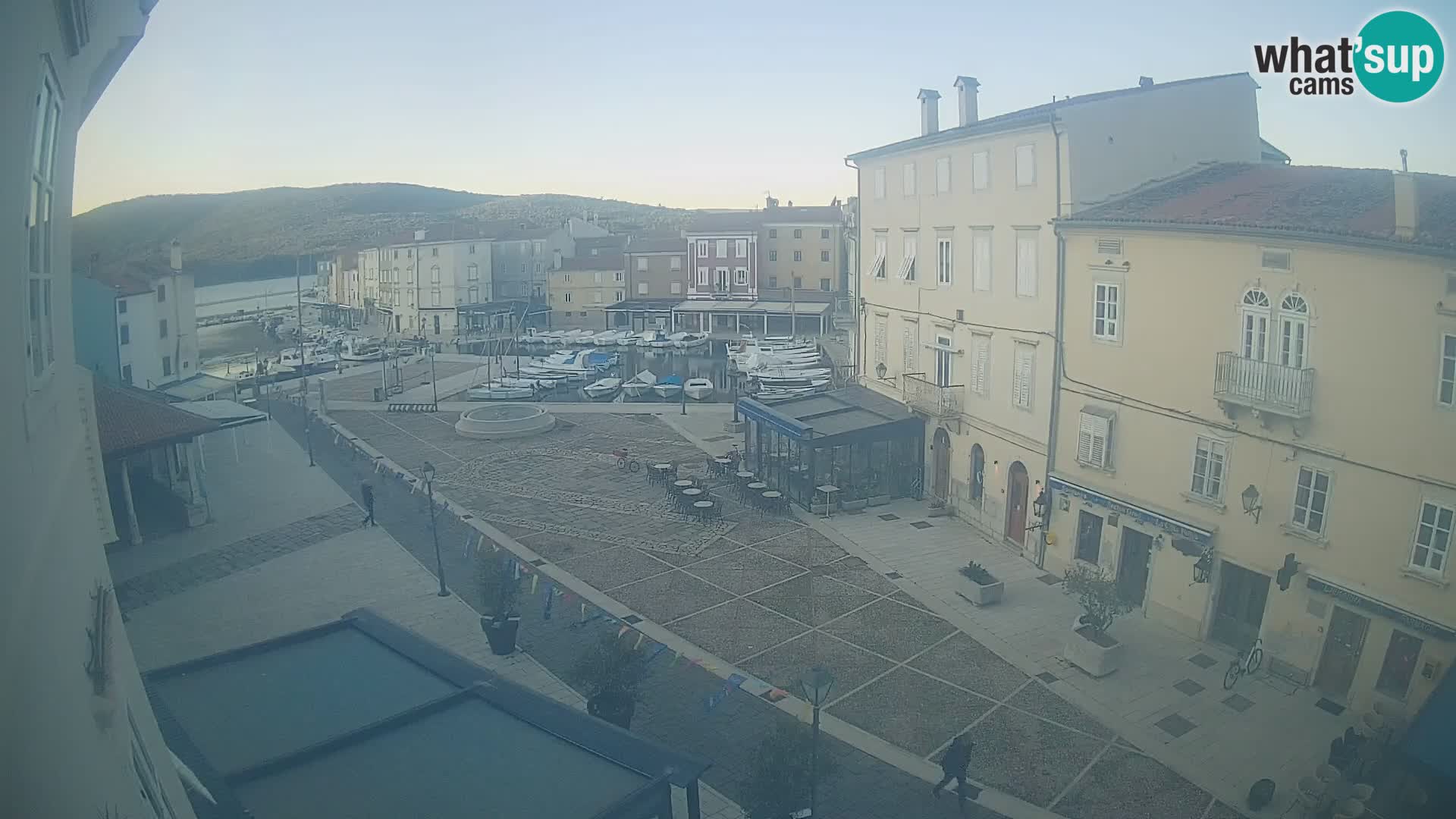 LIVE cam Cres city – place principale et “mandrač” – île de Cres – Croatie