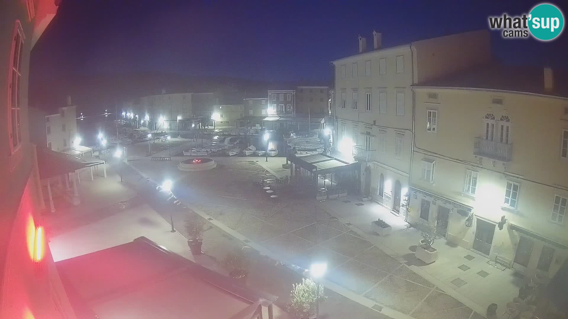 Web kamera Grad Cres – glavni trg i “mandrač” – otok Cres