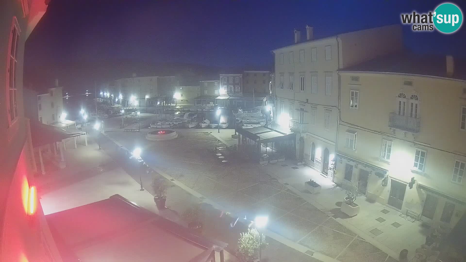 V ŽIVO spletna kamera Cres mesto – glavni trg in “mandrač” – otok Cres – Hrvaška