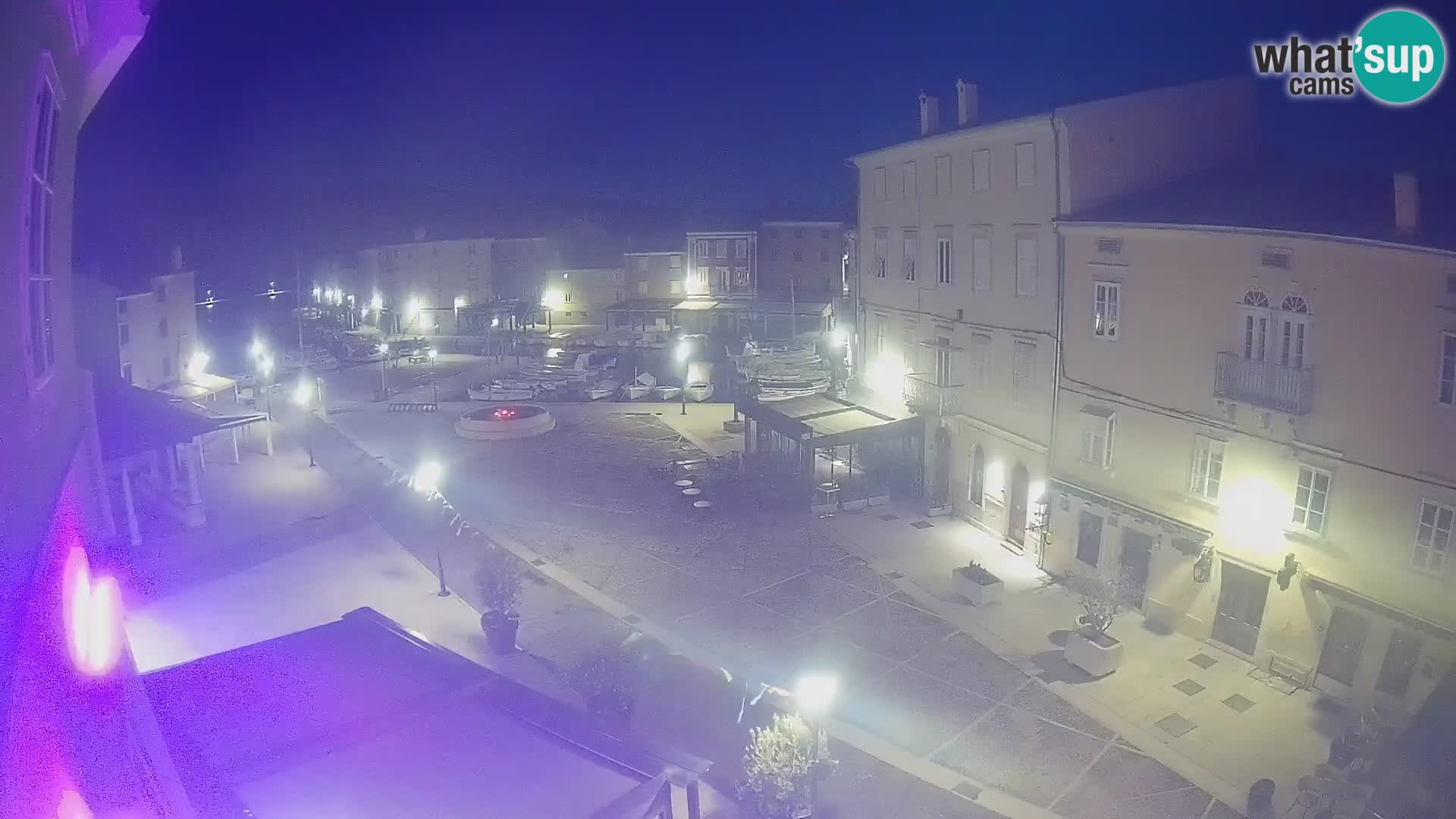 Web kamera Grad Cres – glavni trg i “mandrač” – otok Cres