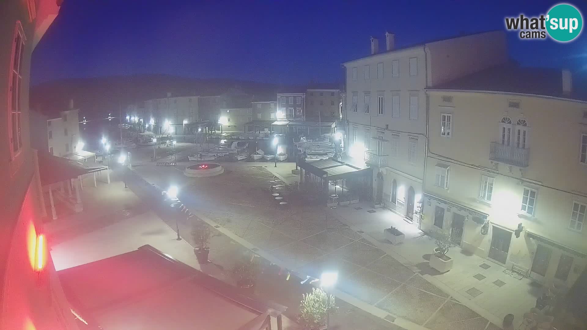 Web kamera Grad Cres – glavni trg i “mandrač” – otok Cres