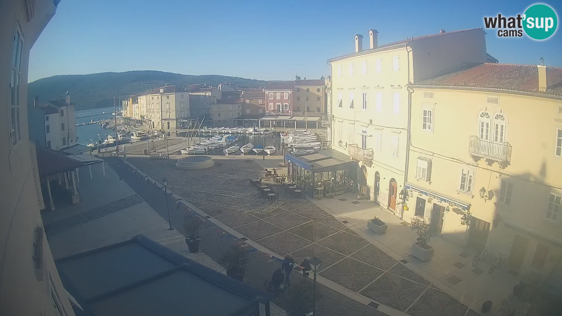 V ŽIVO spletna kamera Cres mesto – glavni trg in “mandrač” – otok Cres – Hrvaška