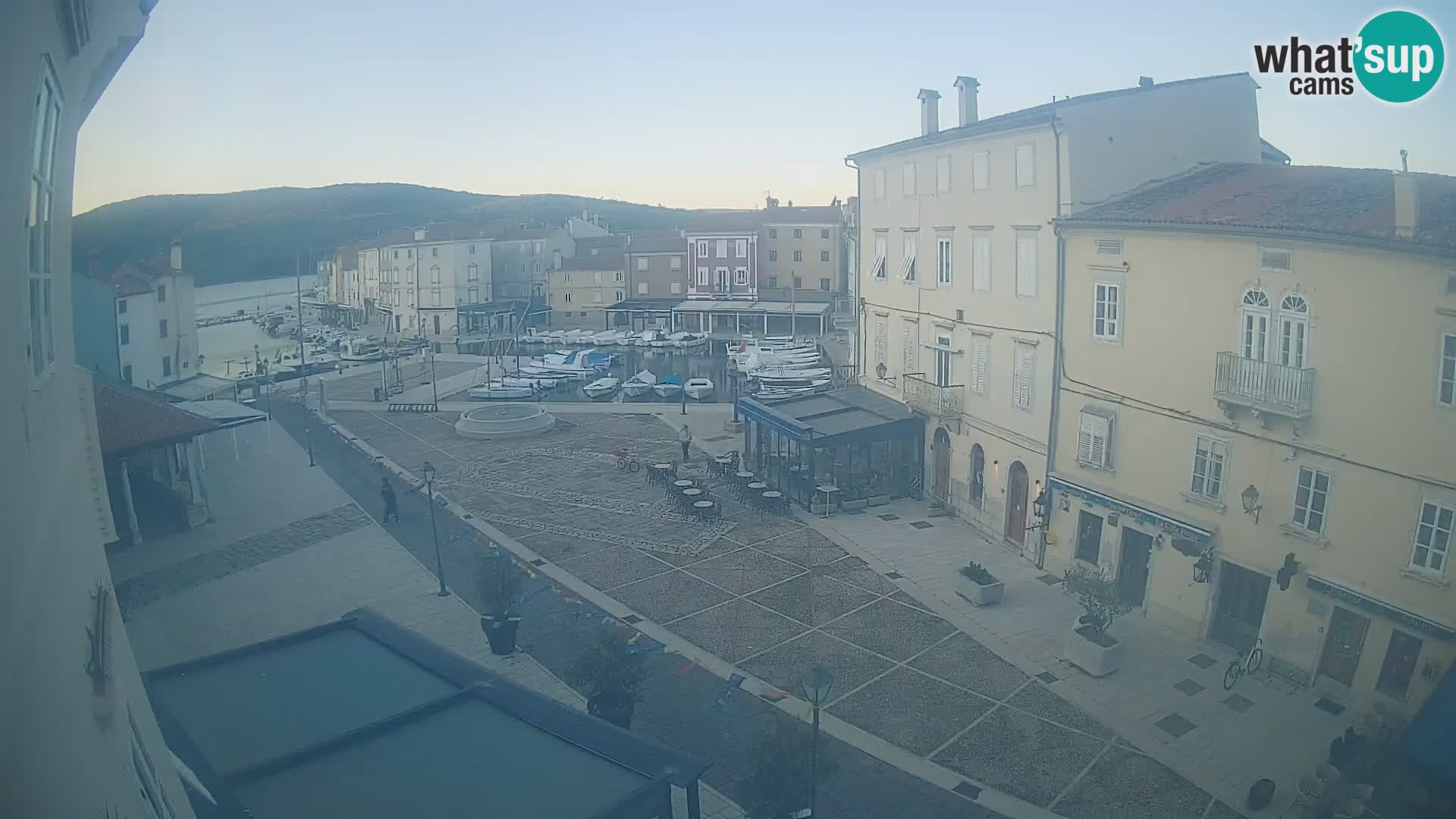 Web kamera Grad Cres – glavni trg i “mandrač” – otok Cres