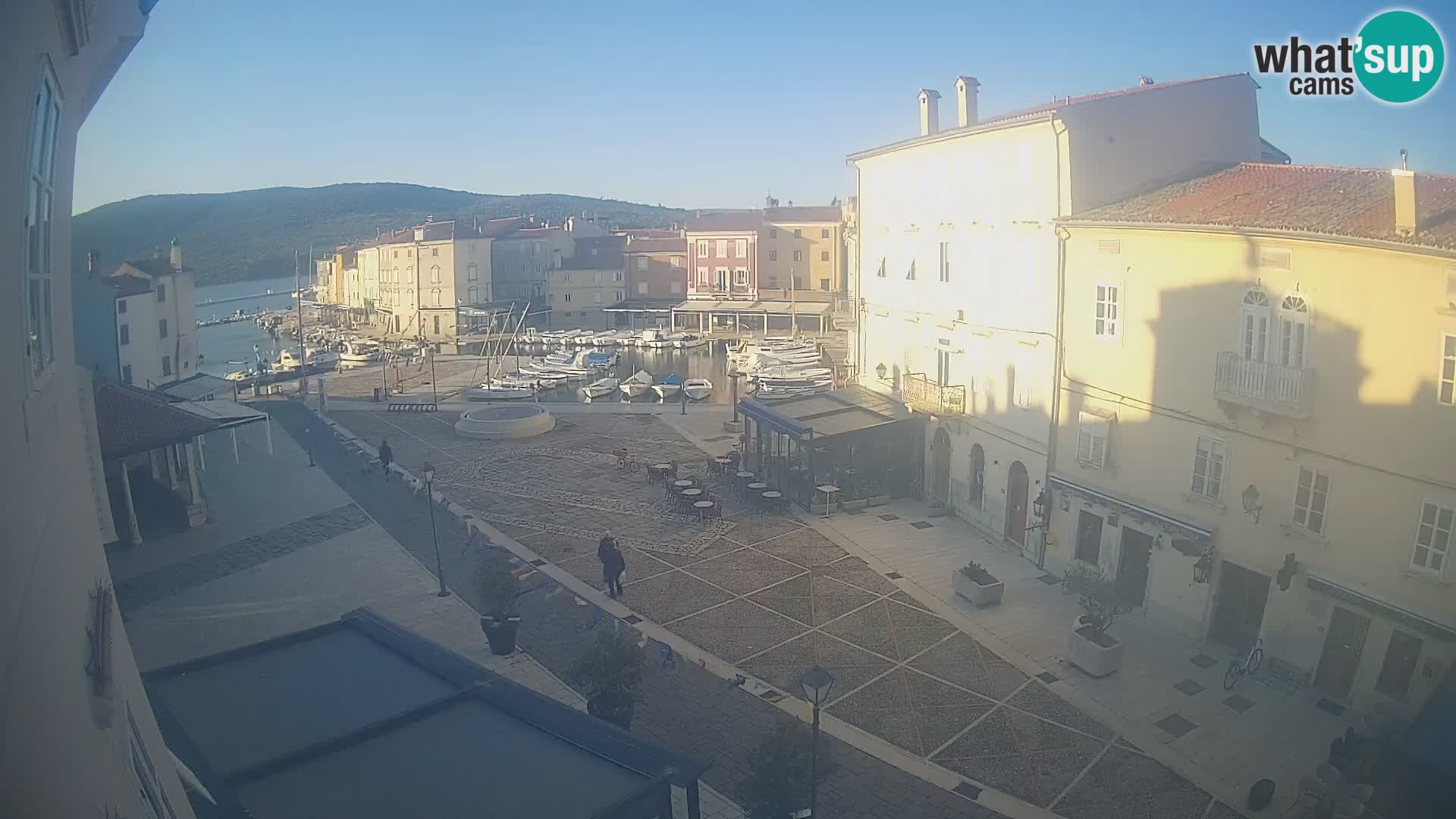 Web kamera Grad Cres – glavni trg i “mandrač” – otok Cres