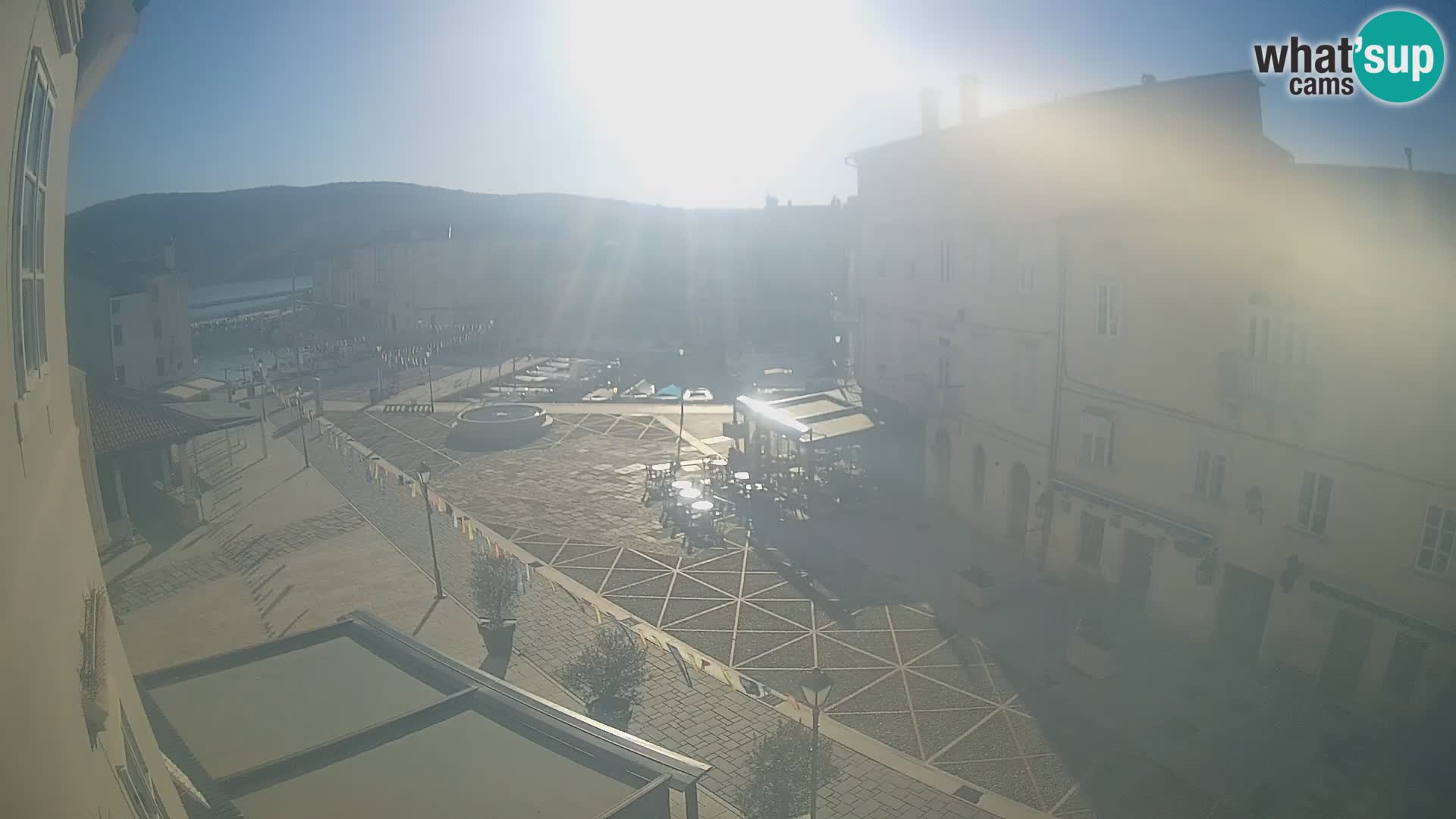 V ŽIVO spletna kamera Cres mesto – glavni trg in “mandrač” – otok Cres – Hrvaška