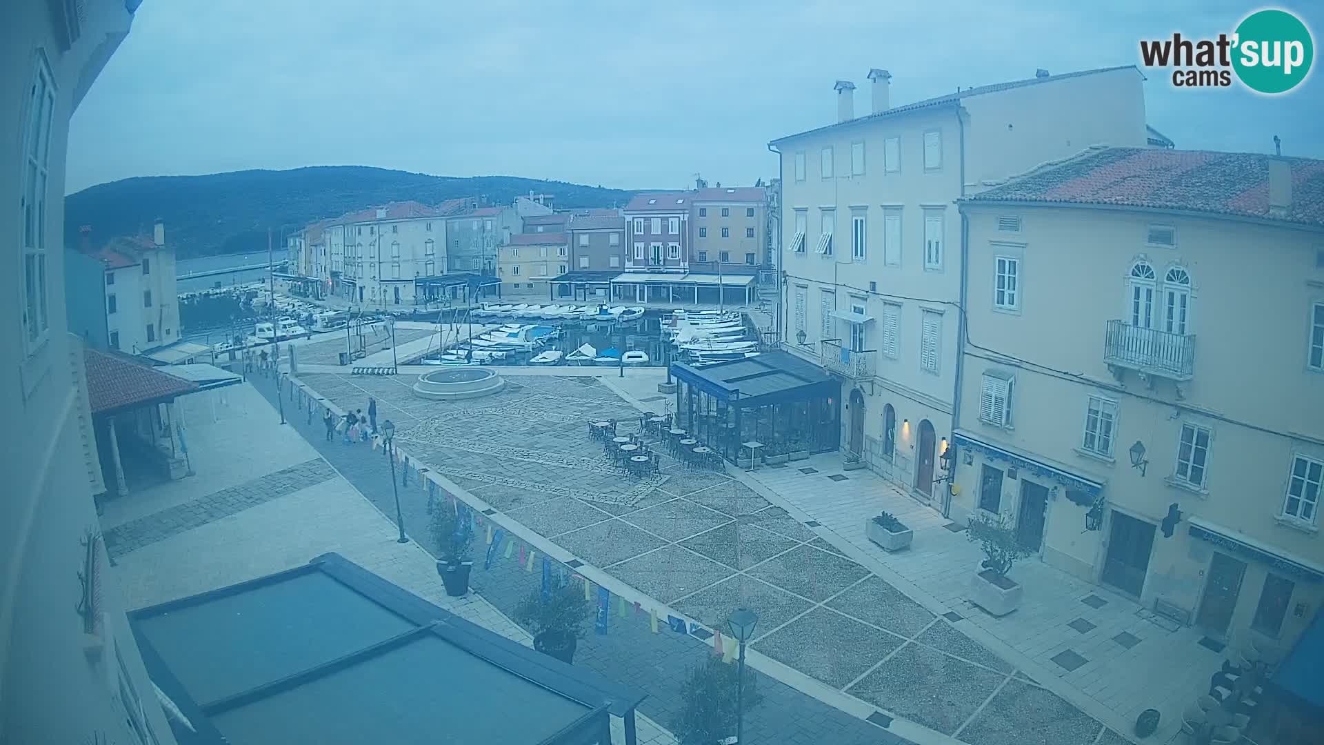 Cámara en vivo ciudad de Cres – plaza principal y “mandrač” – isla de Cres – Croacia