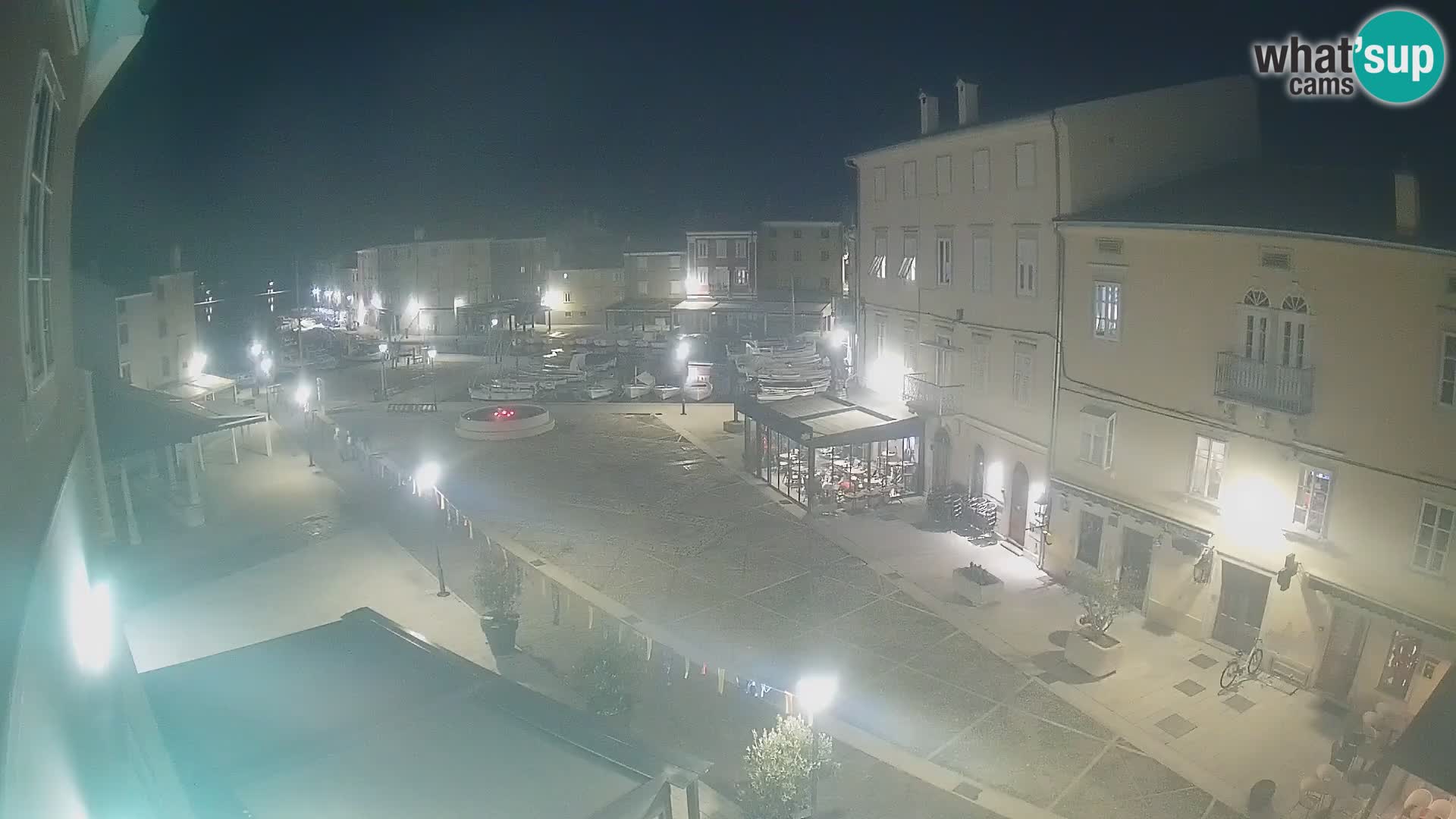 V ŽIVO spletna kamera Cres mesto – glavni trg in “mandrač” – otok Cres – Hrvaška