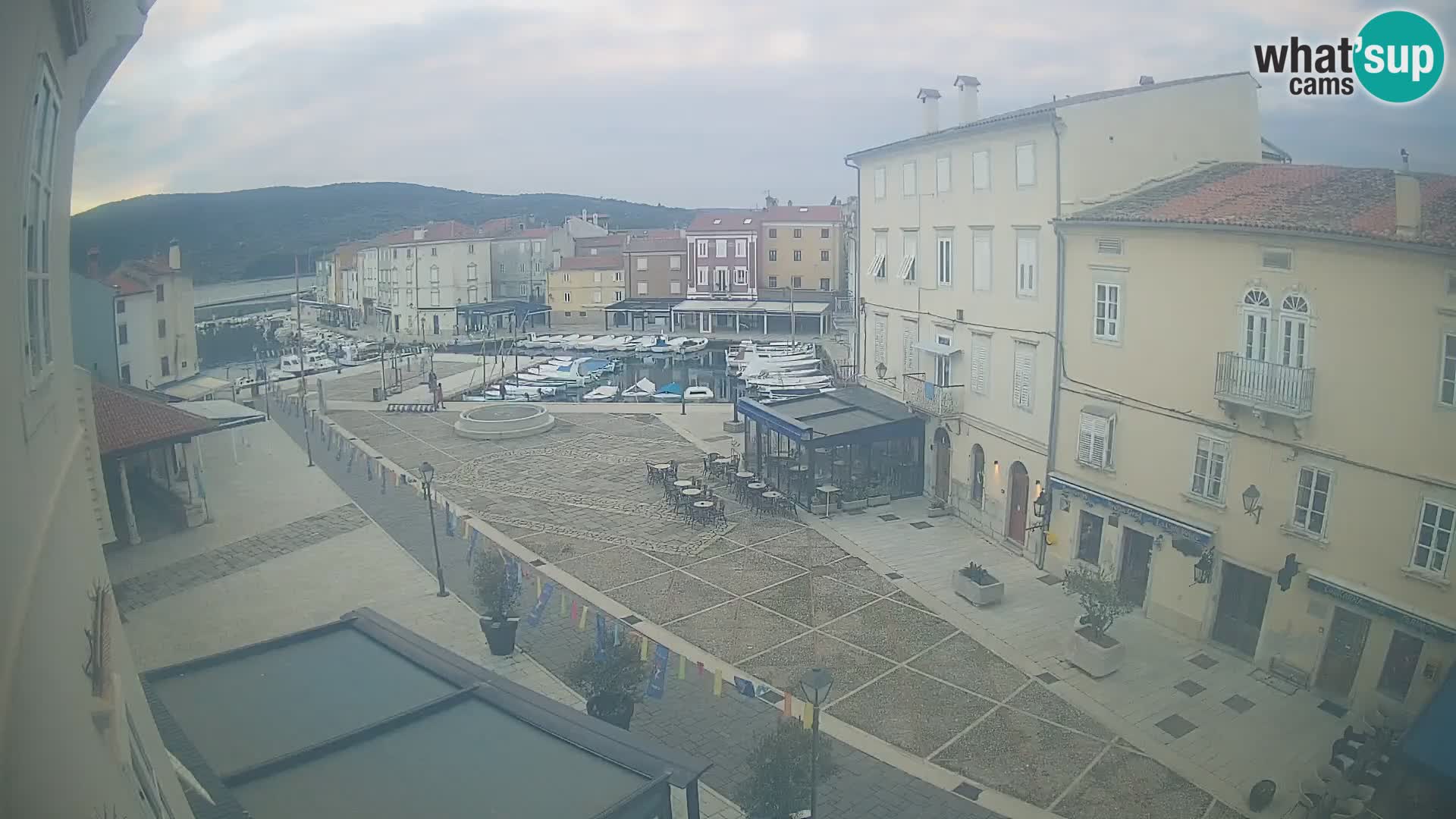 LIVE cam Cres città – piazza principale e “mandrač” – isola di Cherso – Croazia