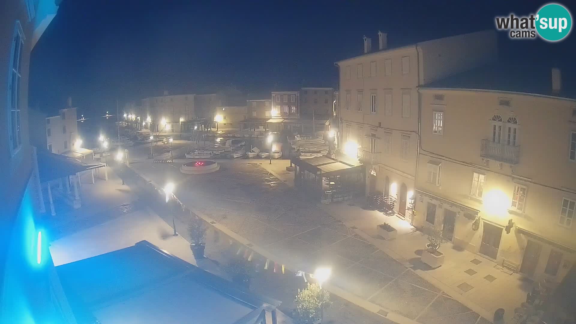 Web kamera Grad Cres – glavni trg i “mandrač” – otok Cres