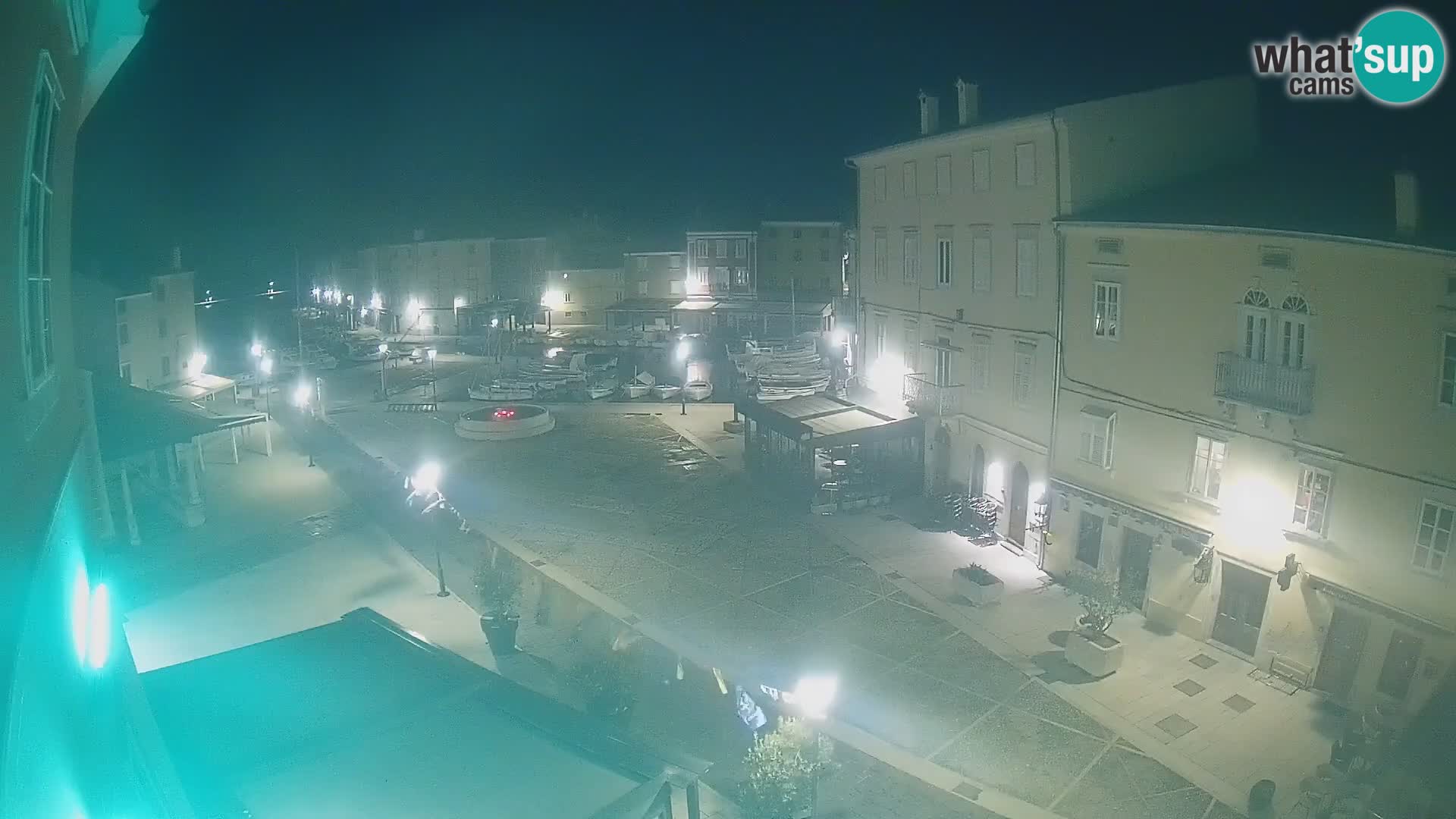 Web kamera Grad Cres – glavni trg i “mandrač” – otok Cres