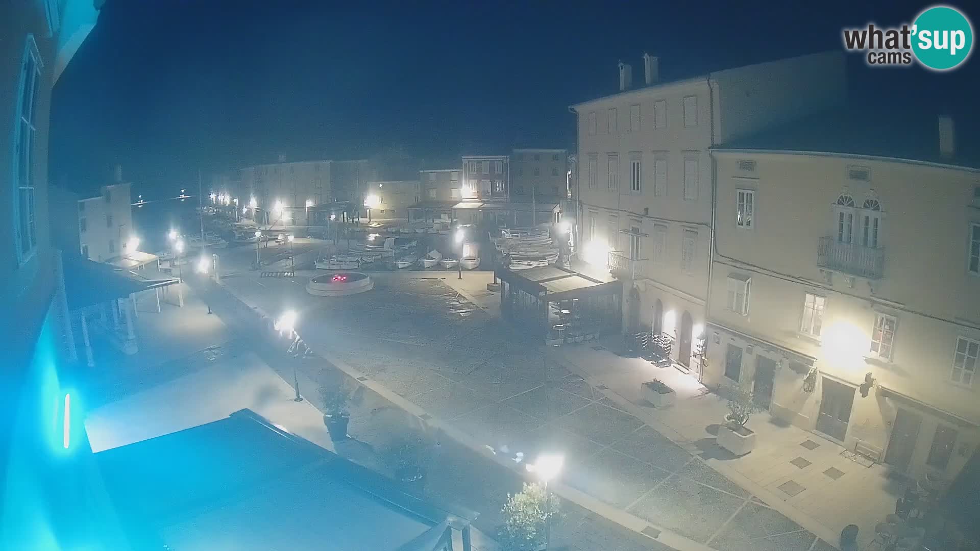 Web kamera Grad Cres – glavni trg i “mandrač” – otok Cres