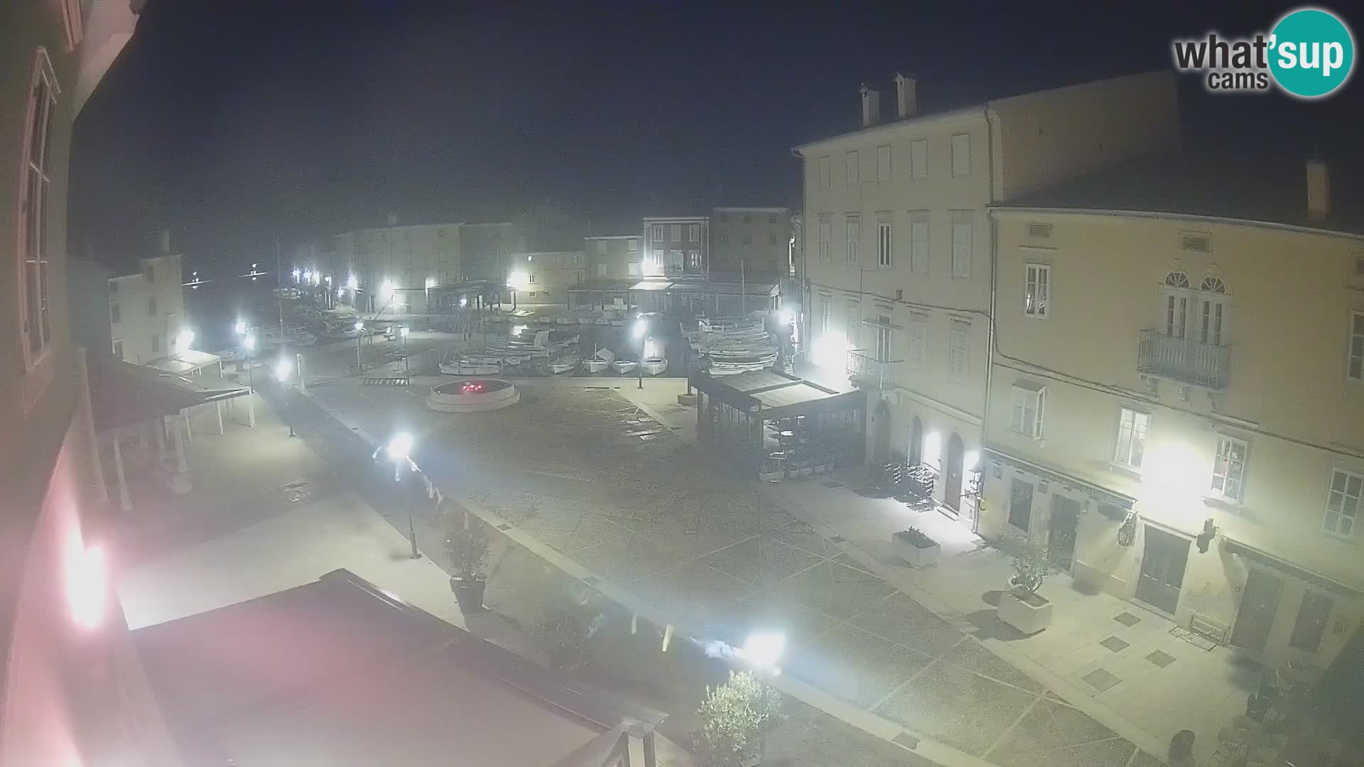 Web kamera Grad Cres – glavni trg i “mandrač” – otok Cres