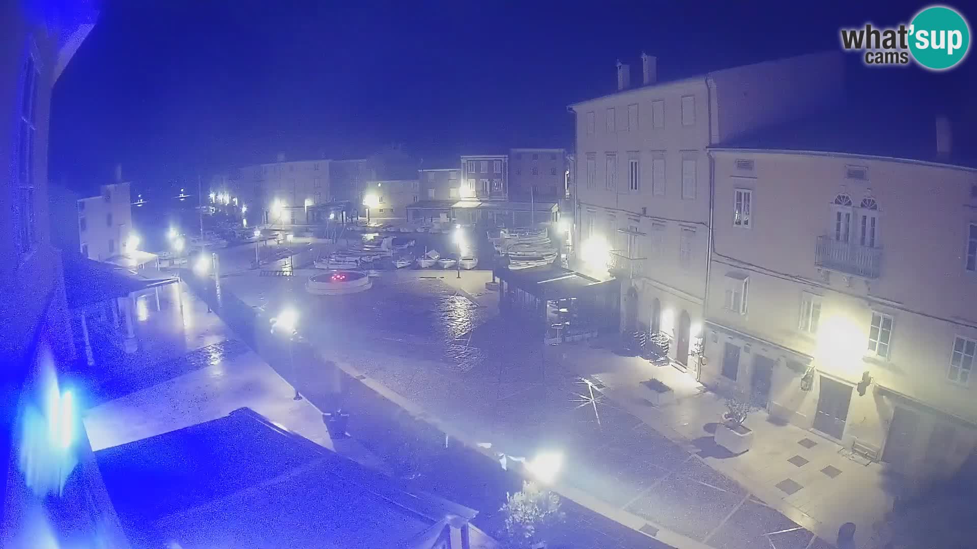 Web kamera Grad Cres – glavni trg i “mandrač” – otok Cres