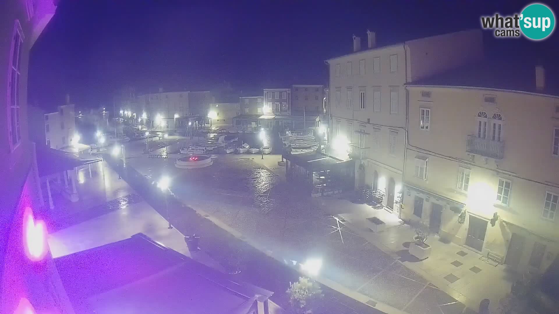 V ŽIVO spletna kamera Cres mesto – glavni trg in “mandrač” – otok Cres – Hrvaška