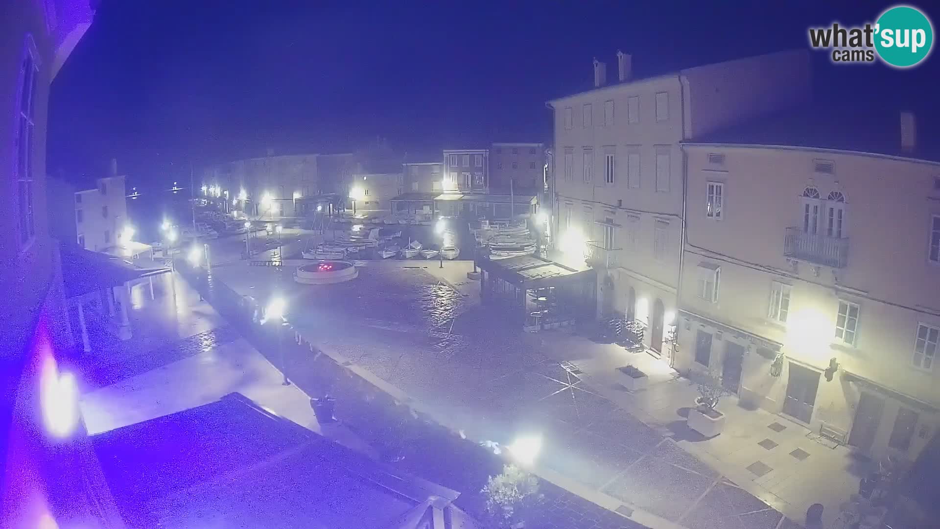 Web kamera Grad Cres – glavni trg i “mandrač” – otok Cres