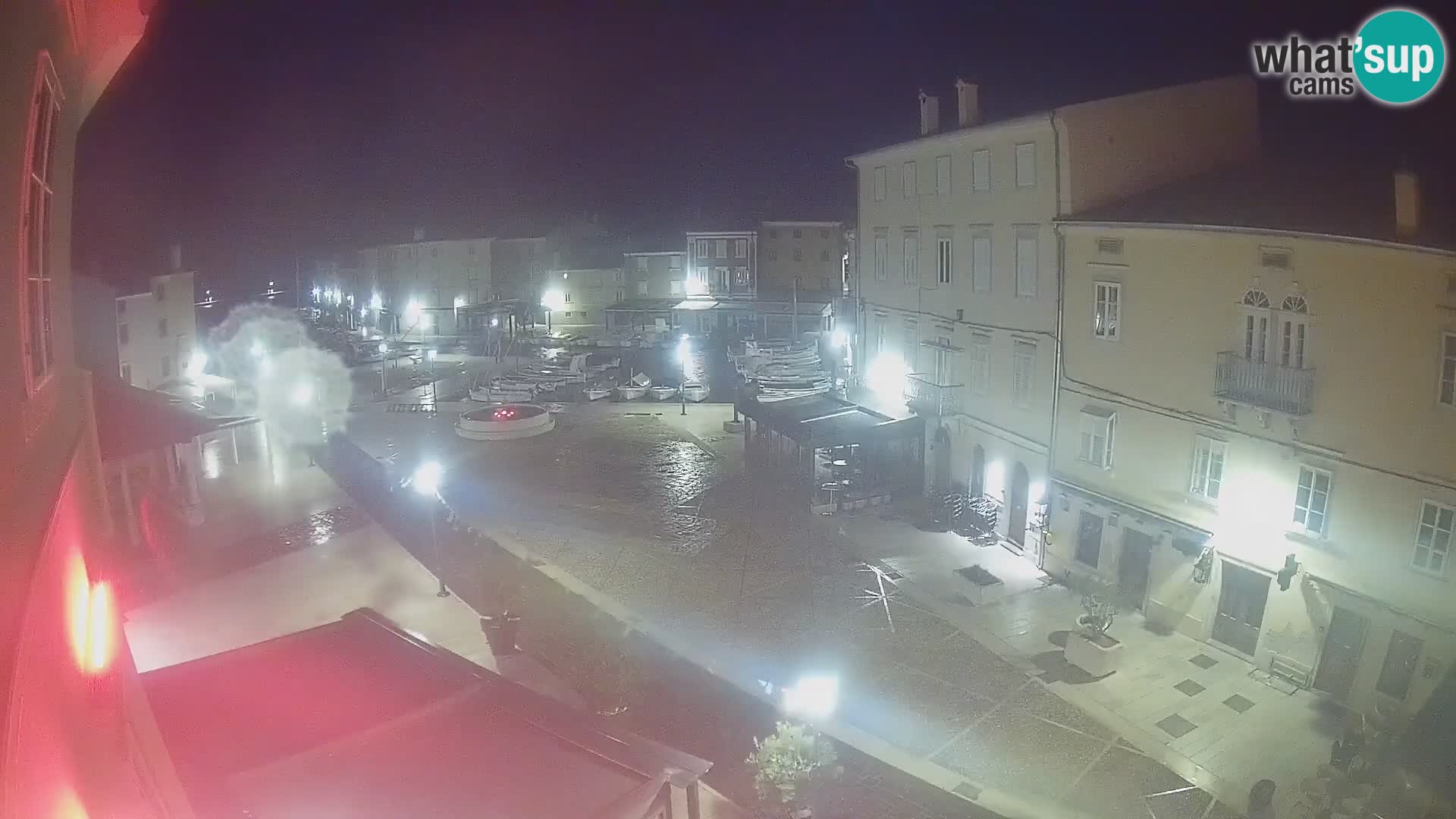 V ŽIVO spletna kamera Cres mesto – glavni trg in “mandrač” – otok Cres – Hrvaška