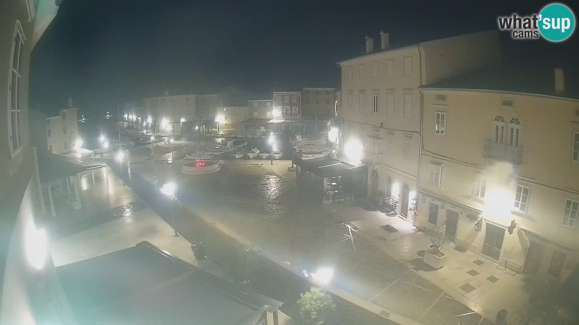 Web kamera Grad Cres – glavni trg i “mandrač” – otok Cres