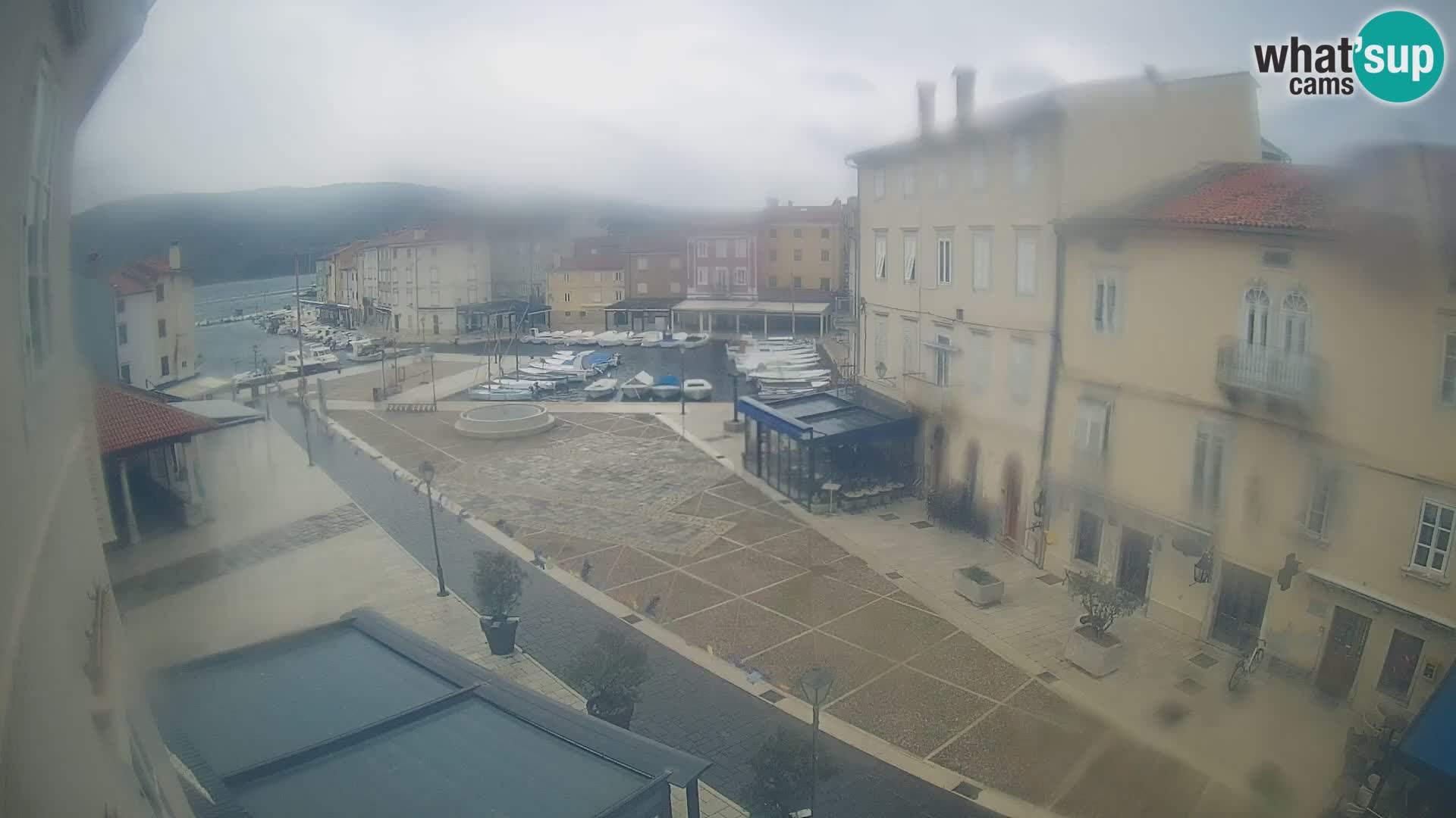 Web kamera Grad Cres – glavni trg i “mandrač” – otok Cres