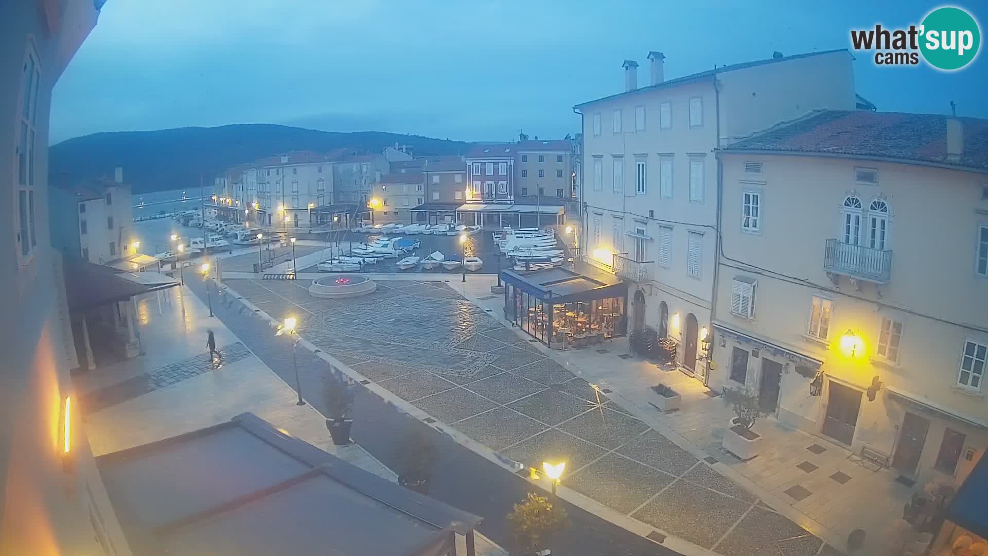 LIVE cam Cres city – place principale et “mandrač” – île de Cres – Croatie