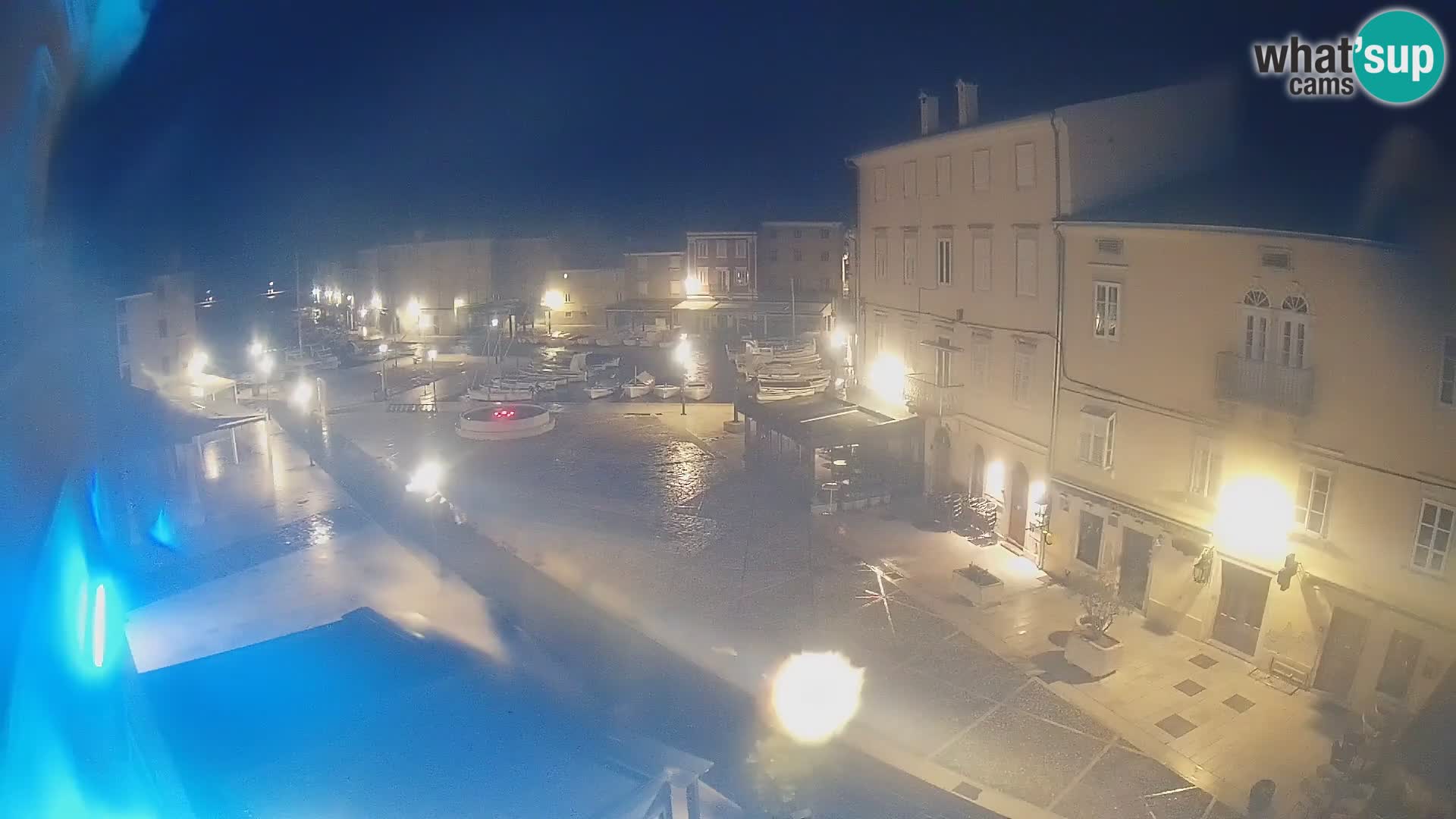 Web kamera Grad Cres – glavni trg i “mandrač” – otok Cres