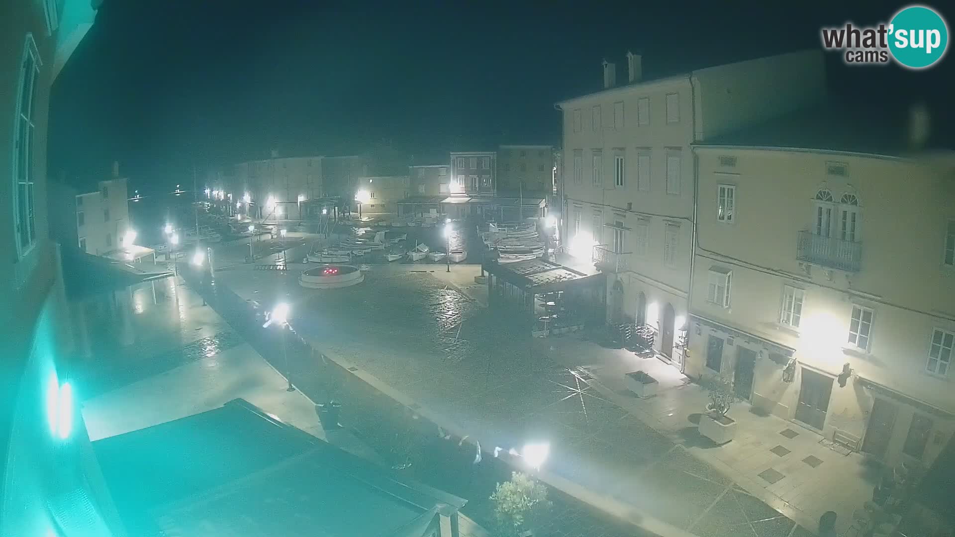 V ŽIVO spletna kamera Cres mesto – glavni trg in “mandrač” – otok Cres – Hrvaška