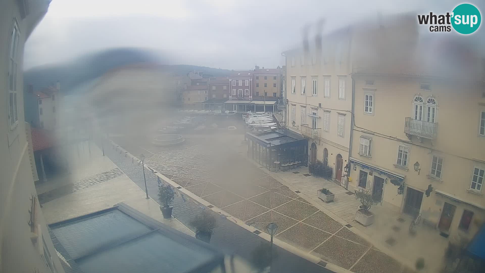 Web kamera Grad Cres – glavni trg i “mandrač” – otok Cres